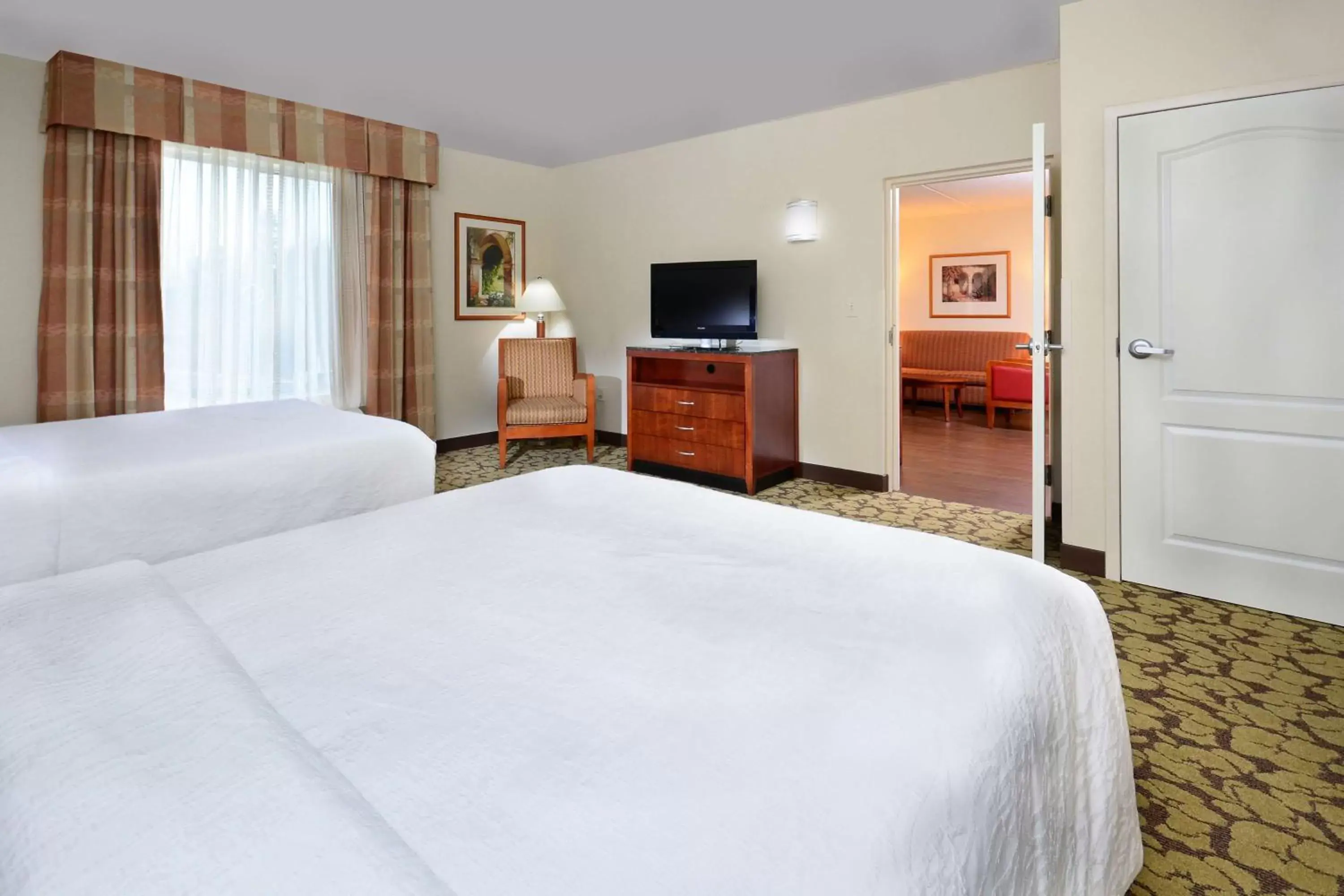 Living room, Bed in Hilton Garden Inn Raleigh Capital Blvd I-540