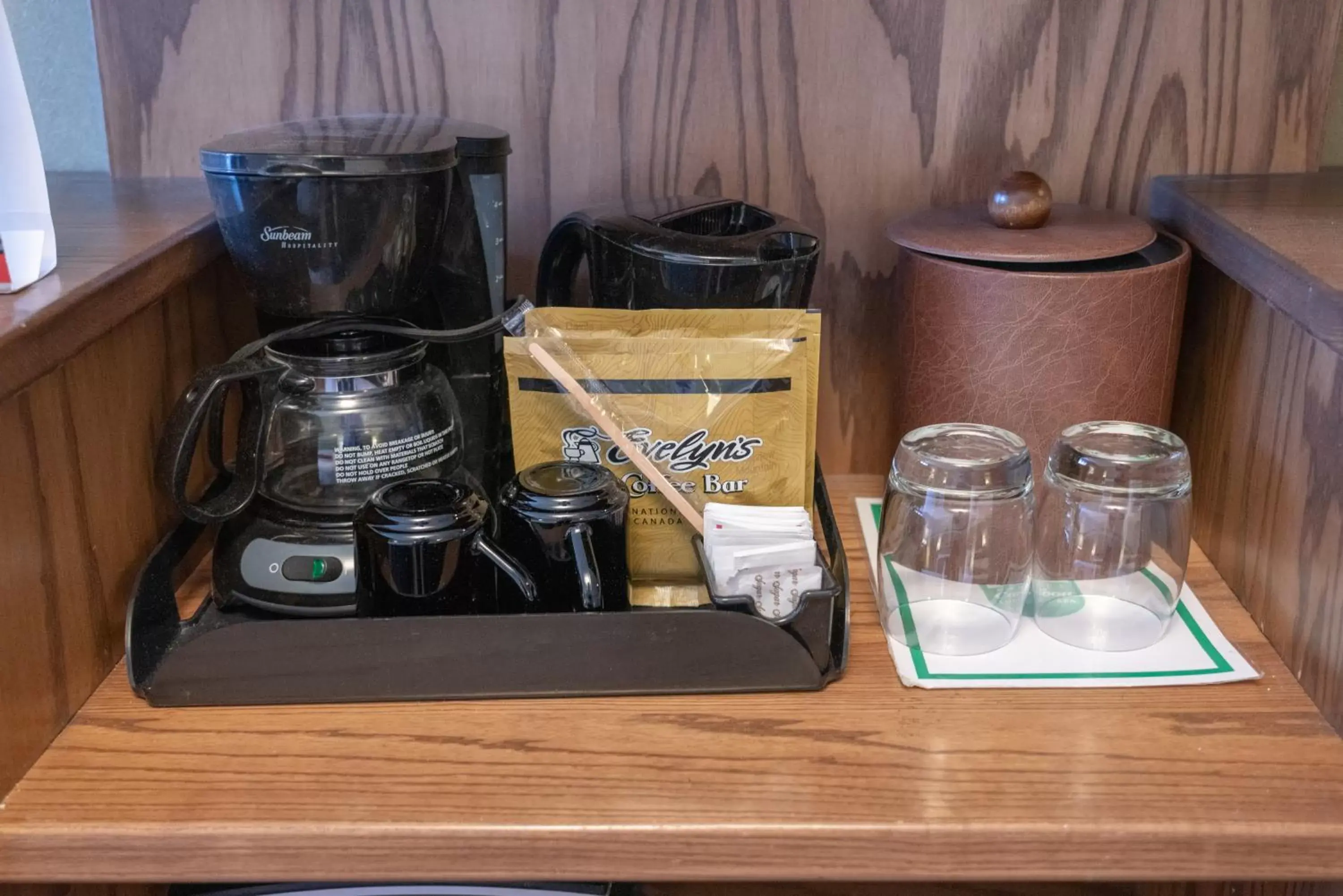 Coffee/tea facilities in Banff Caribou Lodge and Spa