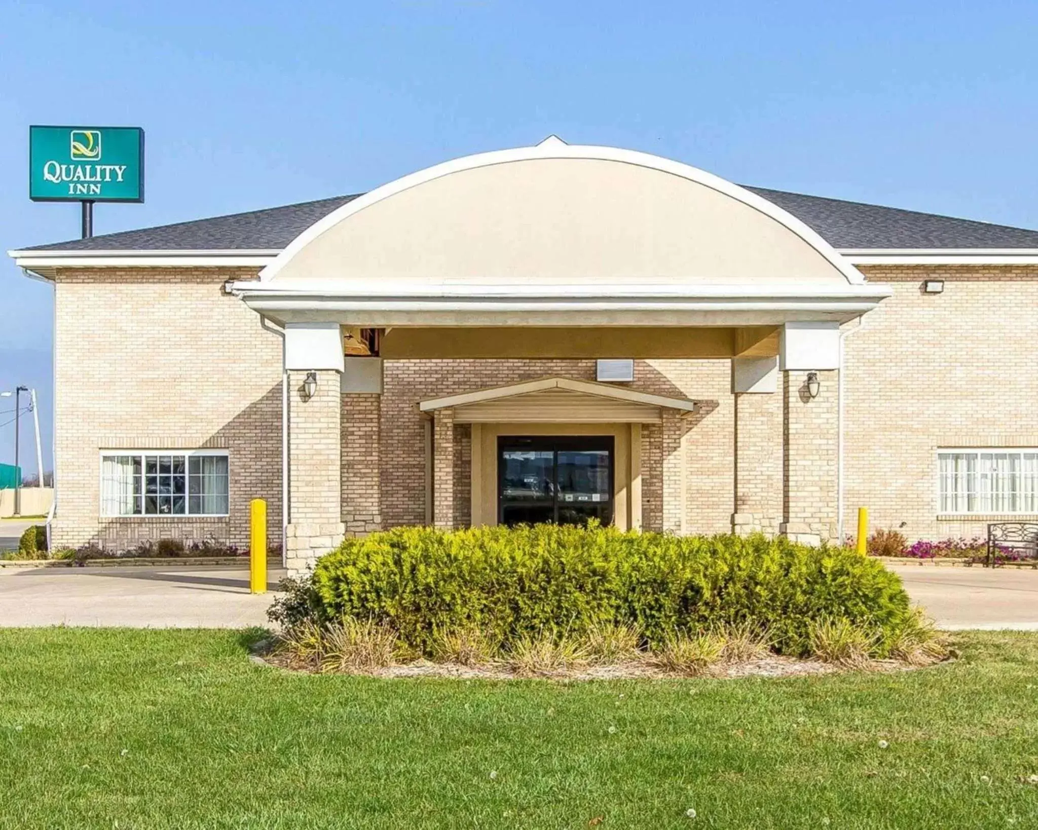 Property building in Quality Inn Pontiac