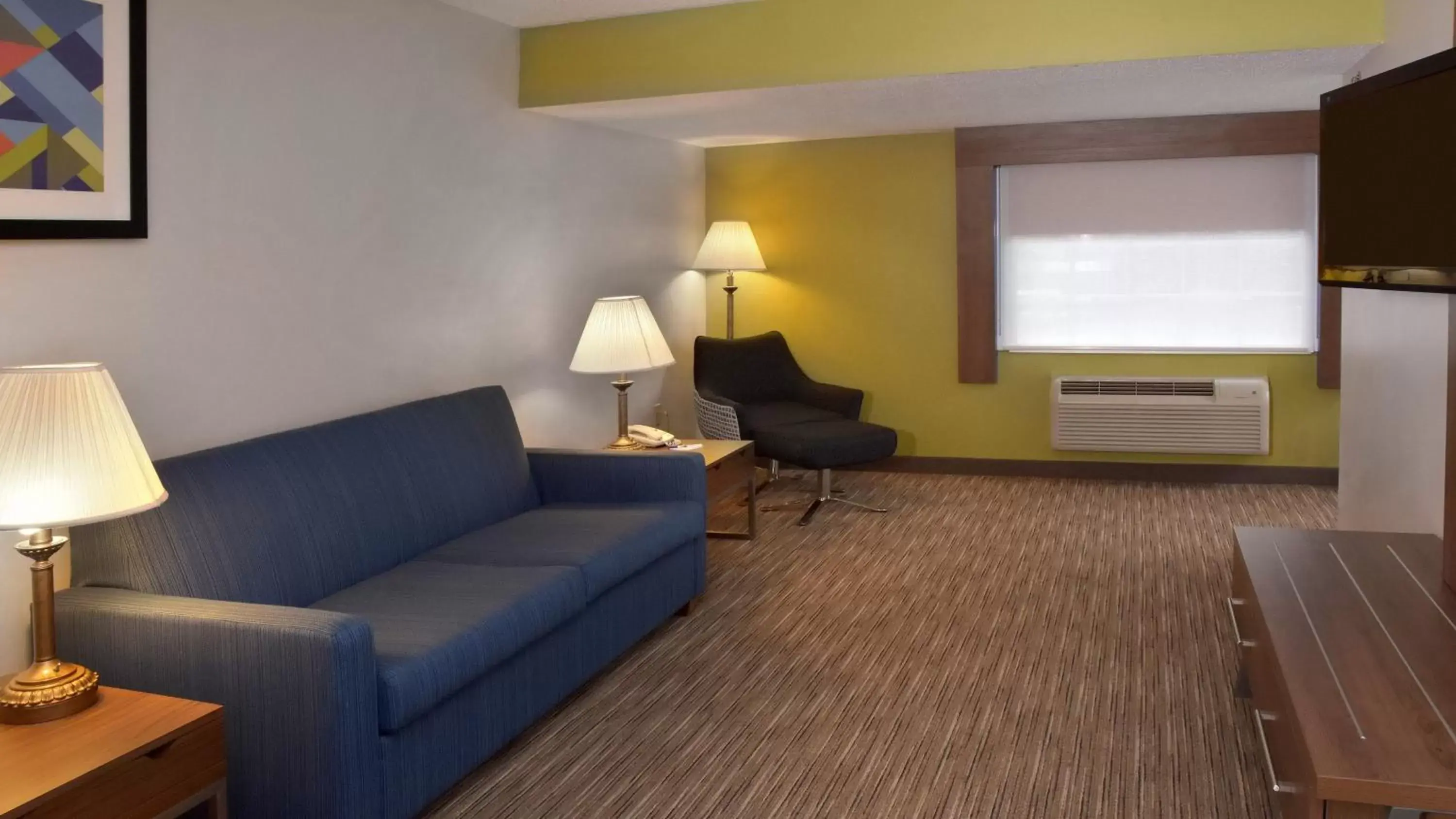 Photo of the whole room, Seating Area in Holiday Inn Express Mount Pleasant- Scottdale, an IHG Hotel