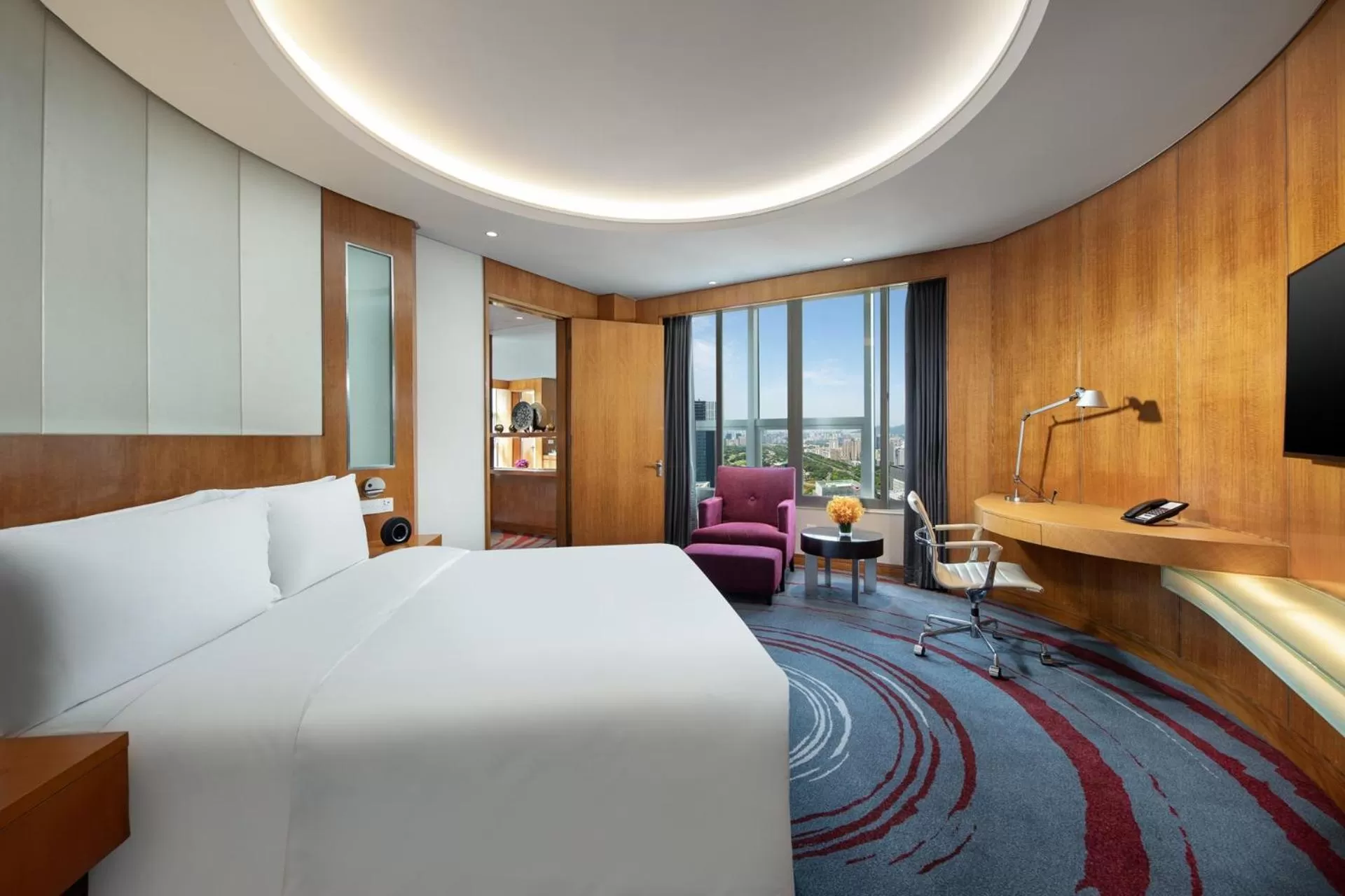 Photo of the whole room, Bed in Crowne Plaza Shenzhen Futian, Near to Shenzhen Convention&Exhibition Centre, Shenzhen Stock Exchange and Shenzhen Civic Center, Outdoor Heated Pool