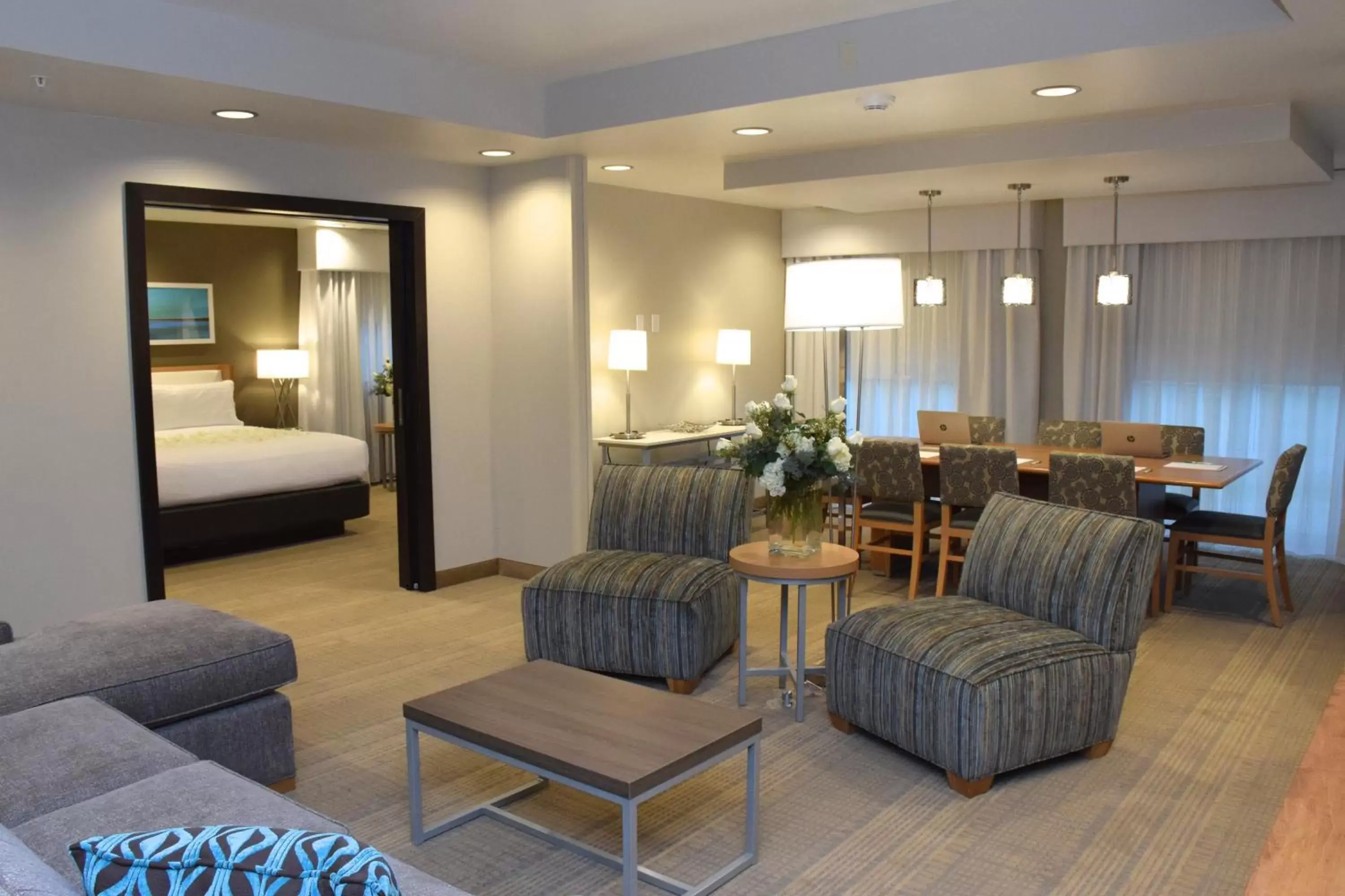 Photo of the whole room, Seating Area in Holiday Inn Cincinnati North West Chester, an IHG Hotel