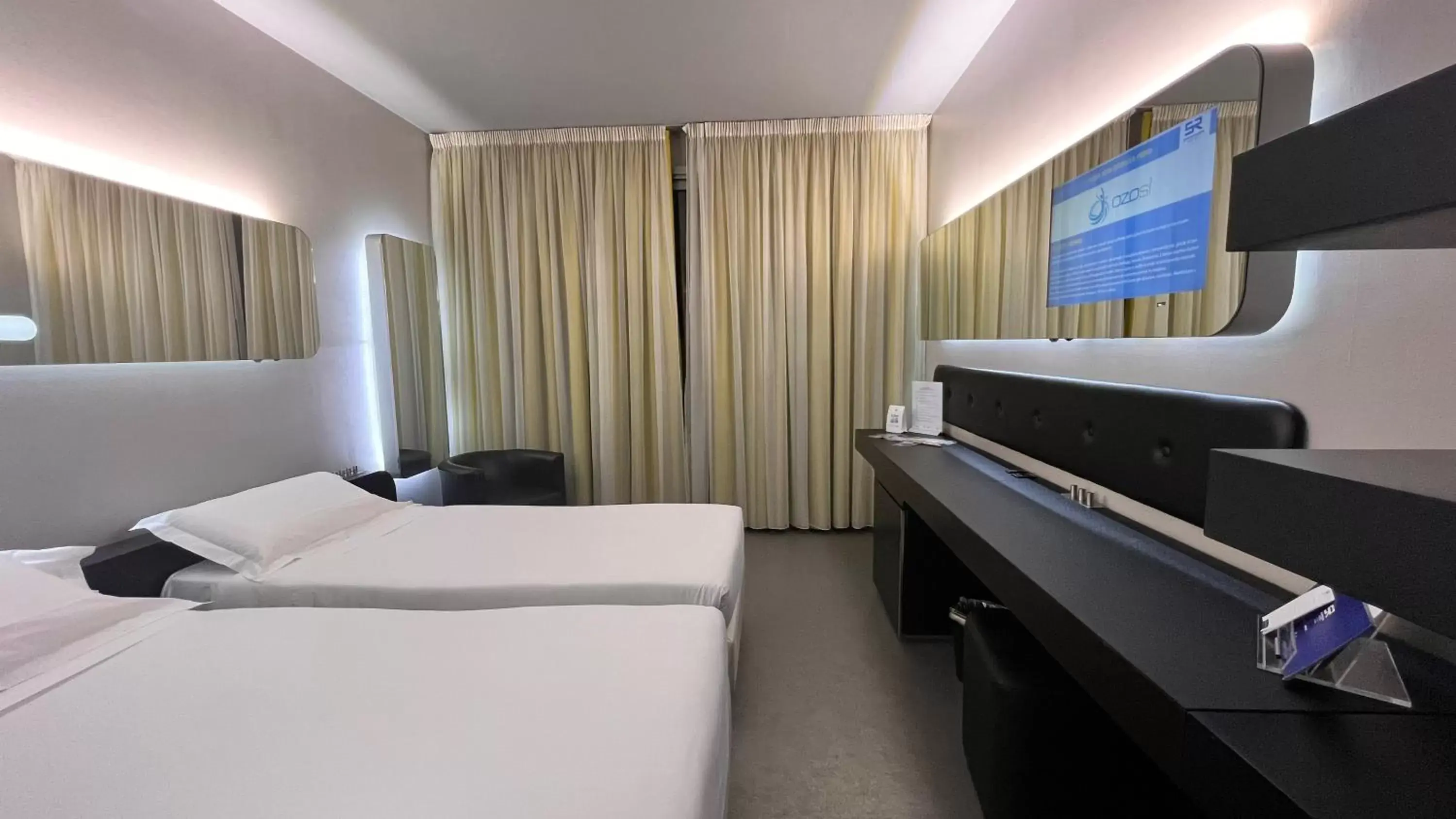 Bedroom, TV/Entertainment Center in San Ranieri Hotel