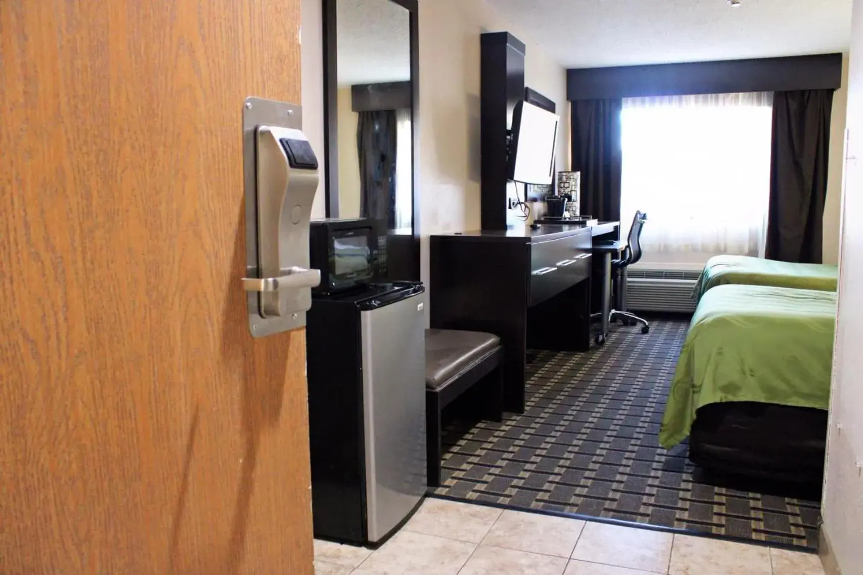 Communal lounge/ TV room in Quality Inn & Suites Detroit Metro Airport
