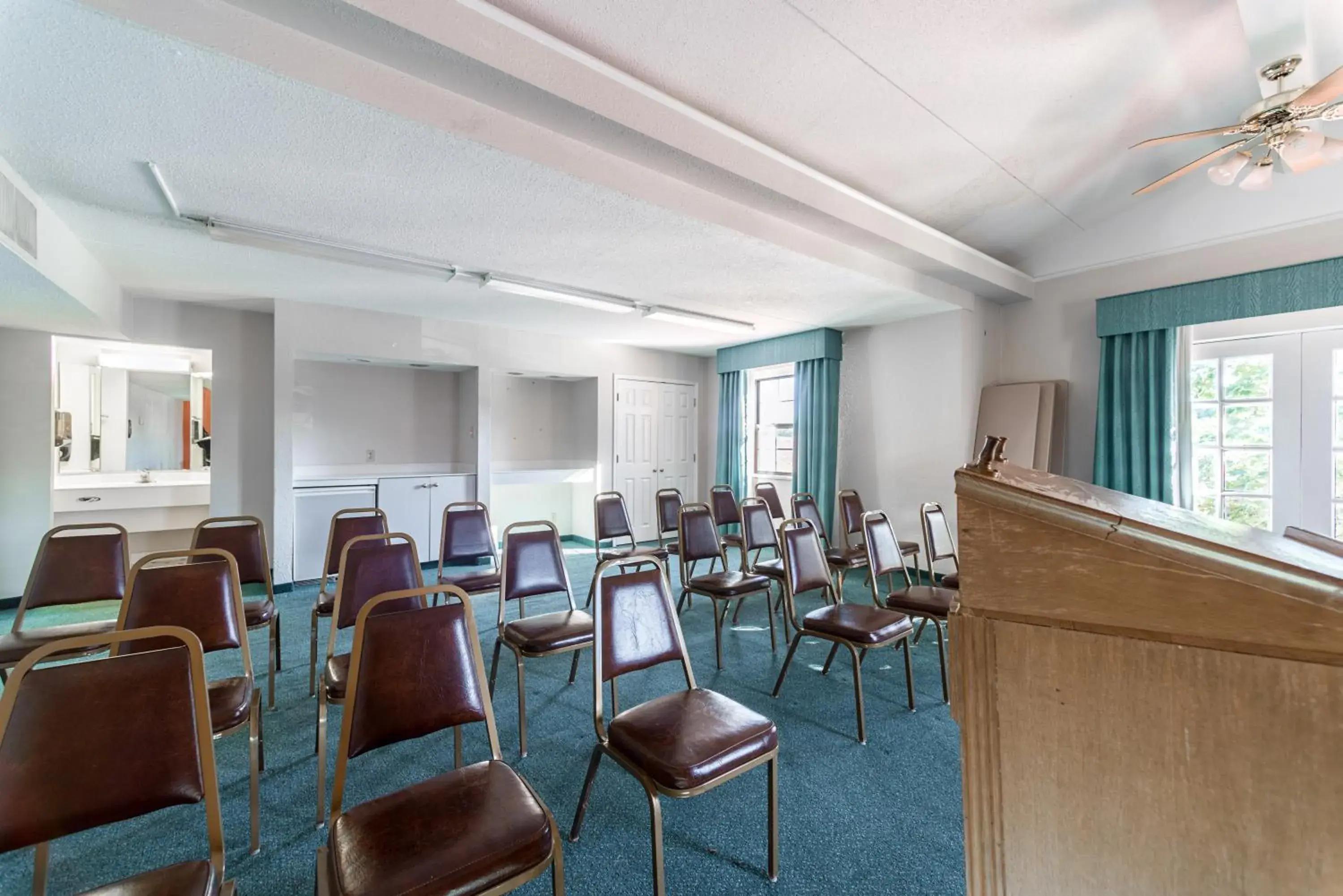 Meeting/conference room, Restaurant/Places to Eat in Motel 6-Hazelwood, MO