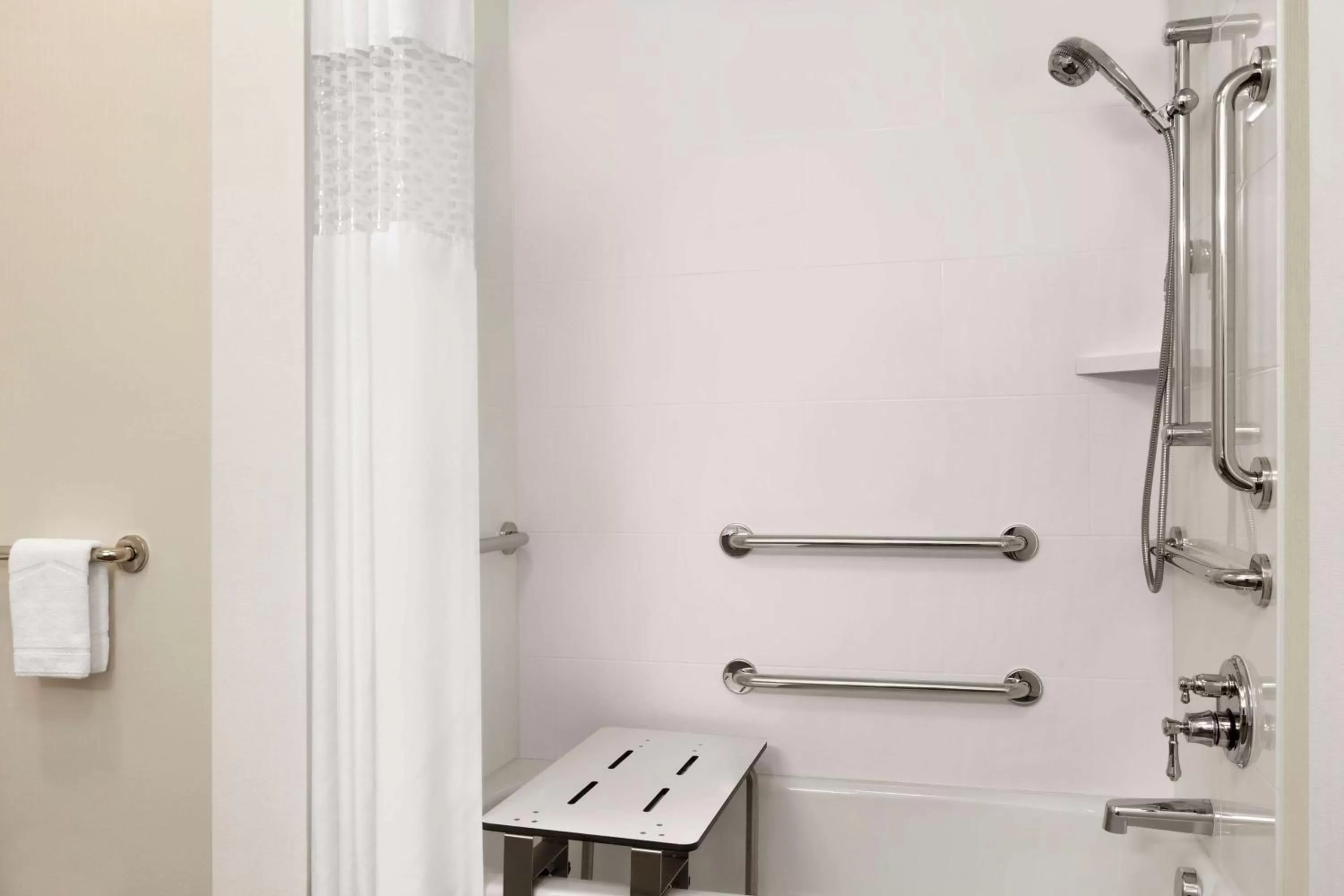 Bathroom in Hampton Inn & Suites Seattle/Renton, Wa