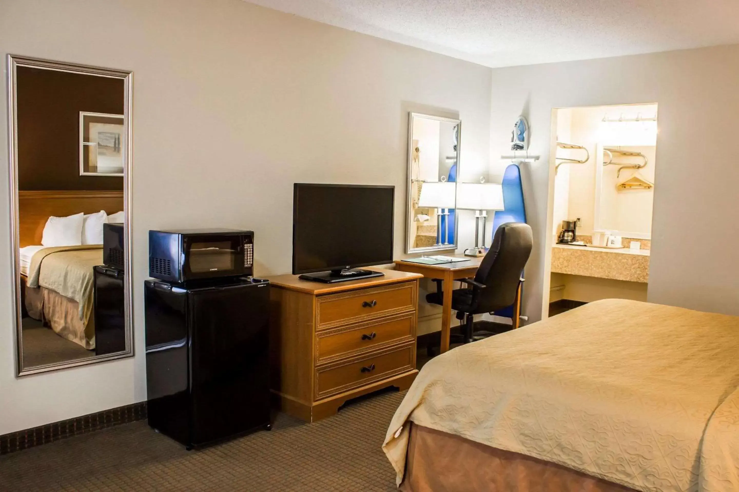 Photo of the whole room, TV/Entertainment Center in Quality Inn Dunn