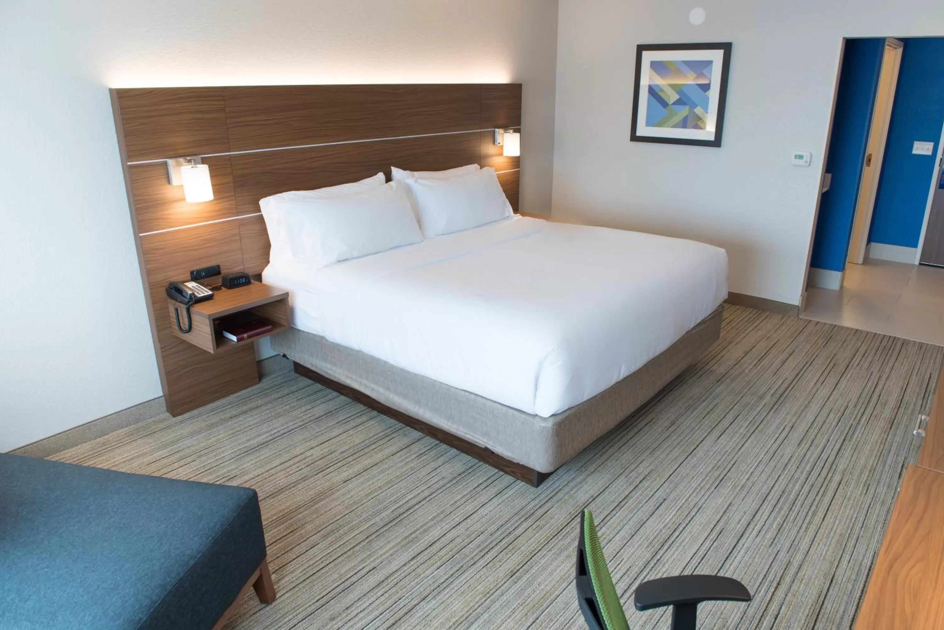 Photo of the whole room, Bed in Holiday Inn Express & Suites Dayton North - Vandalia by IHG