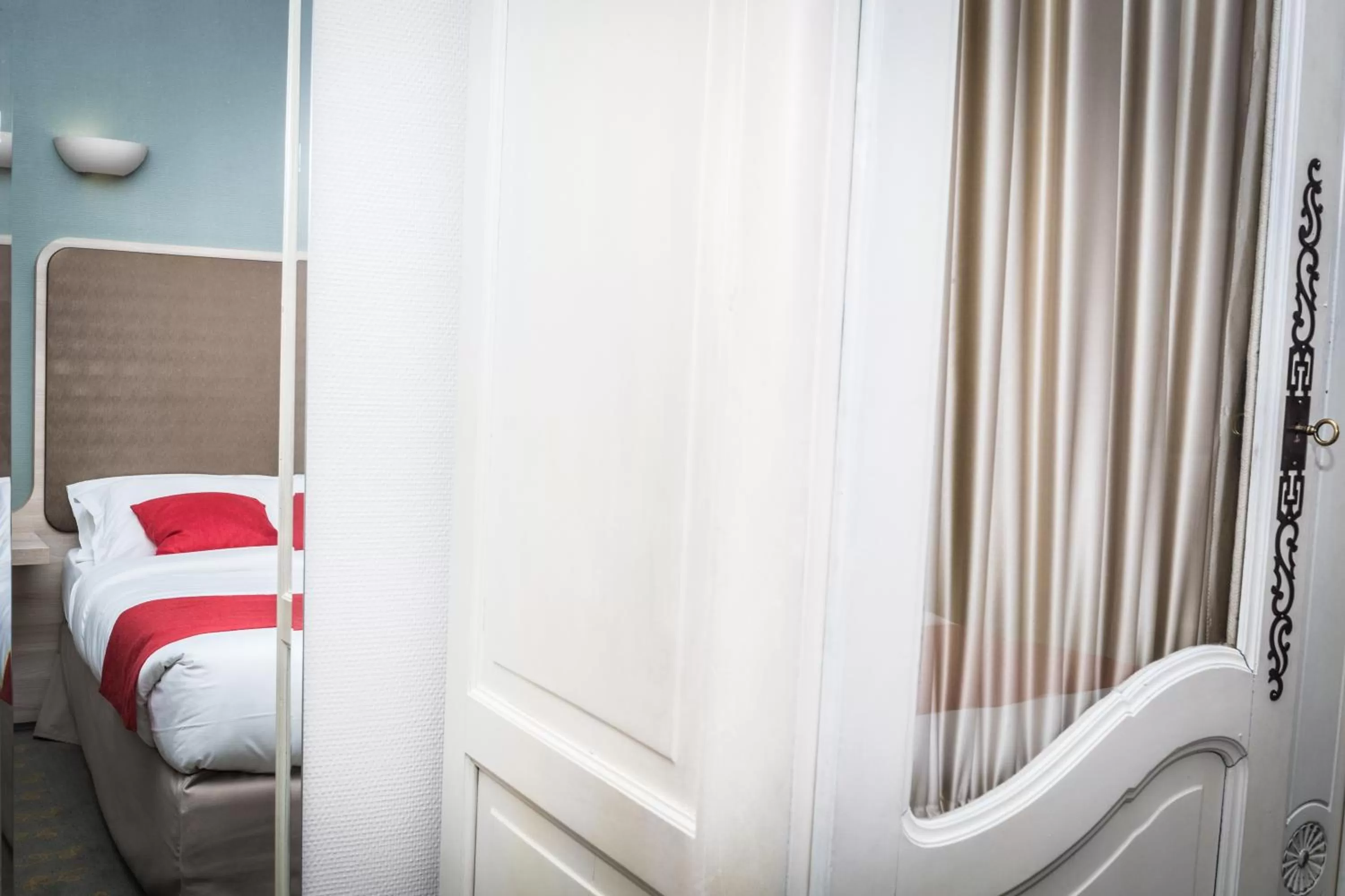 Decorative detail, Bed in Best Western Hôtel de France