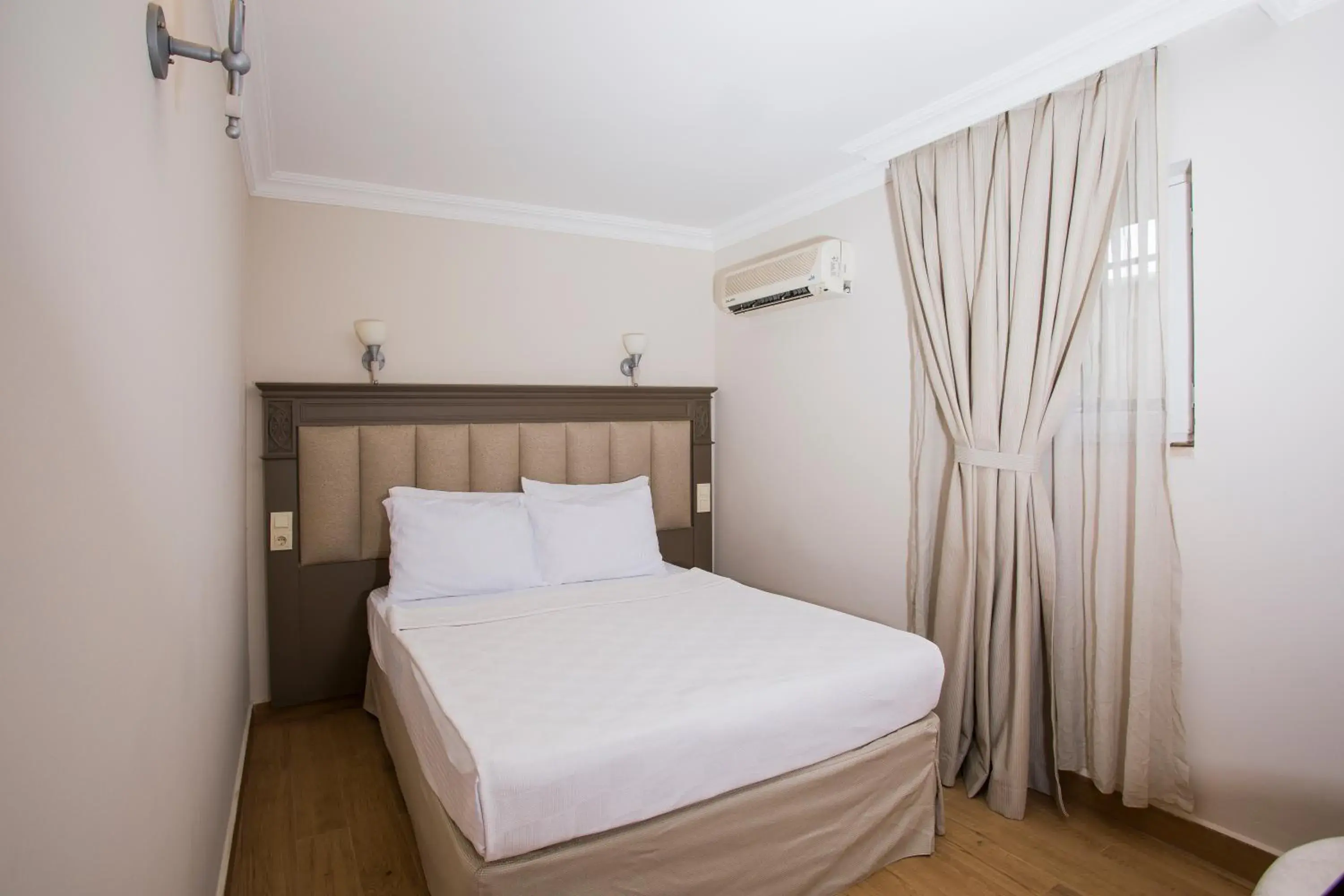Bedroom, Bed in Moonshine Hotel & Suites