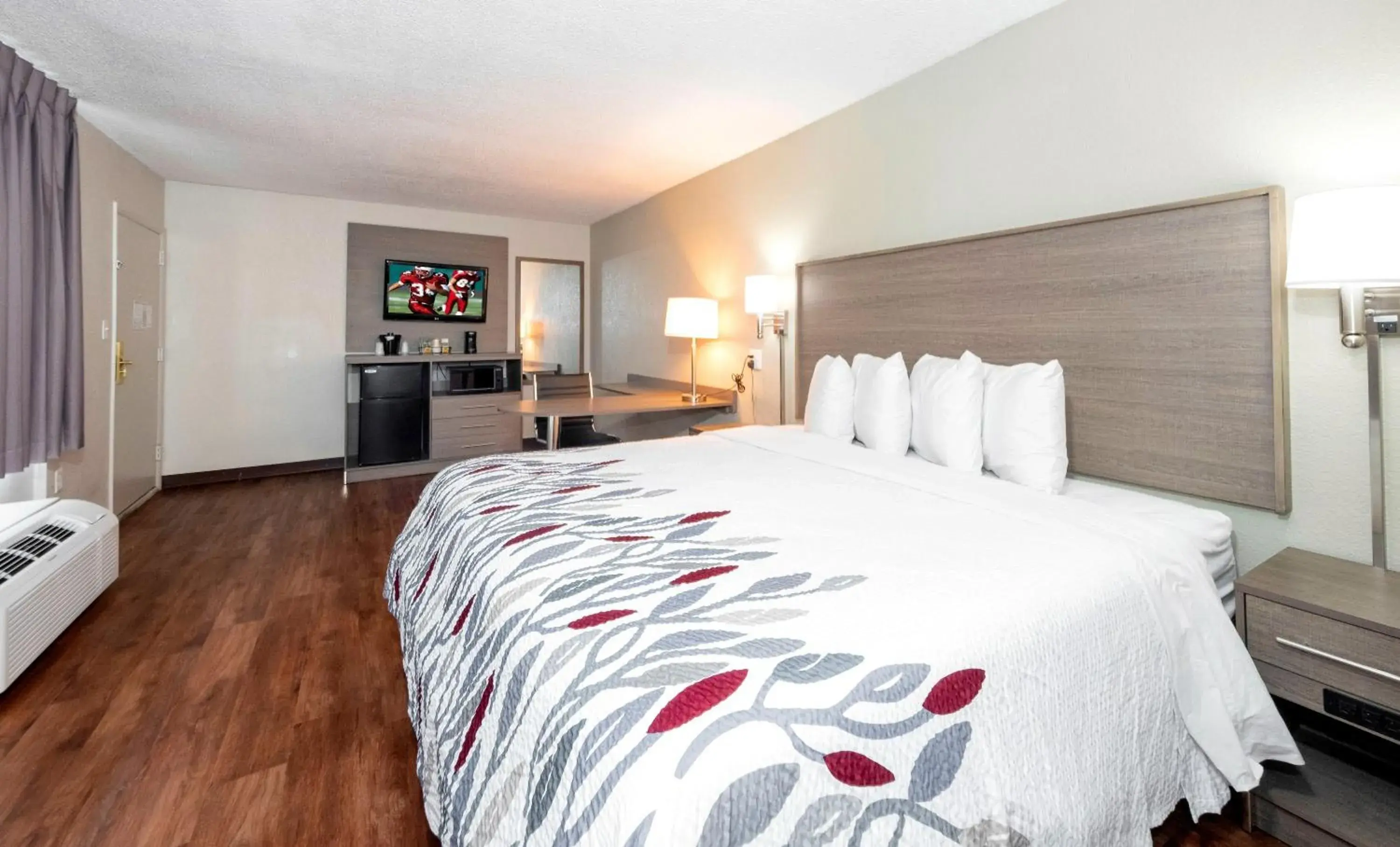 Photo of the whole room, Bed in Red Roof Inn Petersburg - Fort Lee