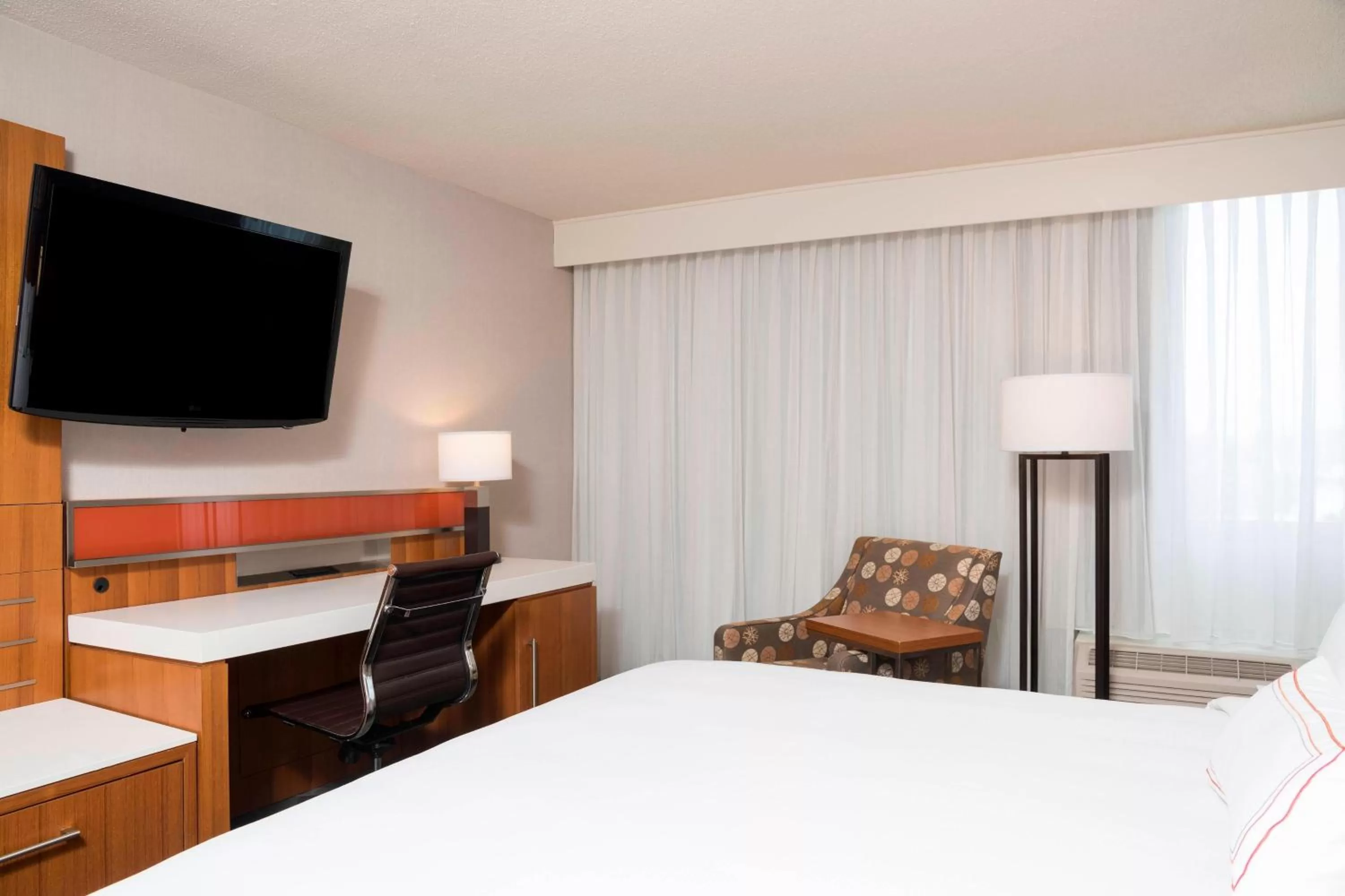 Photo of the whole room, Bed in Delta Hotels by Marriott Grand Rapids Airport