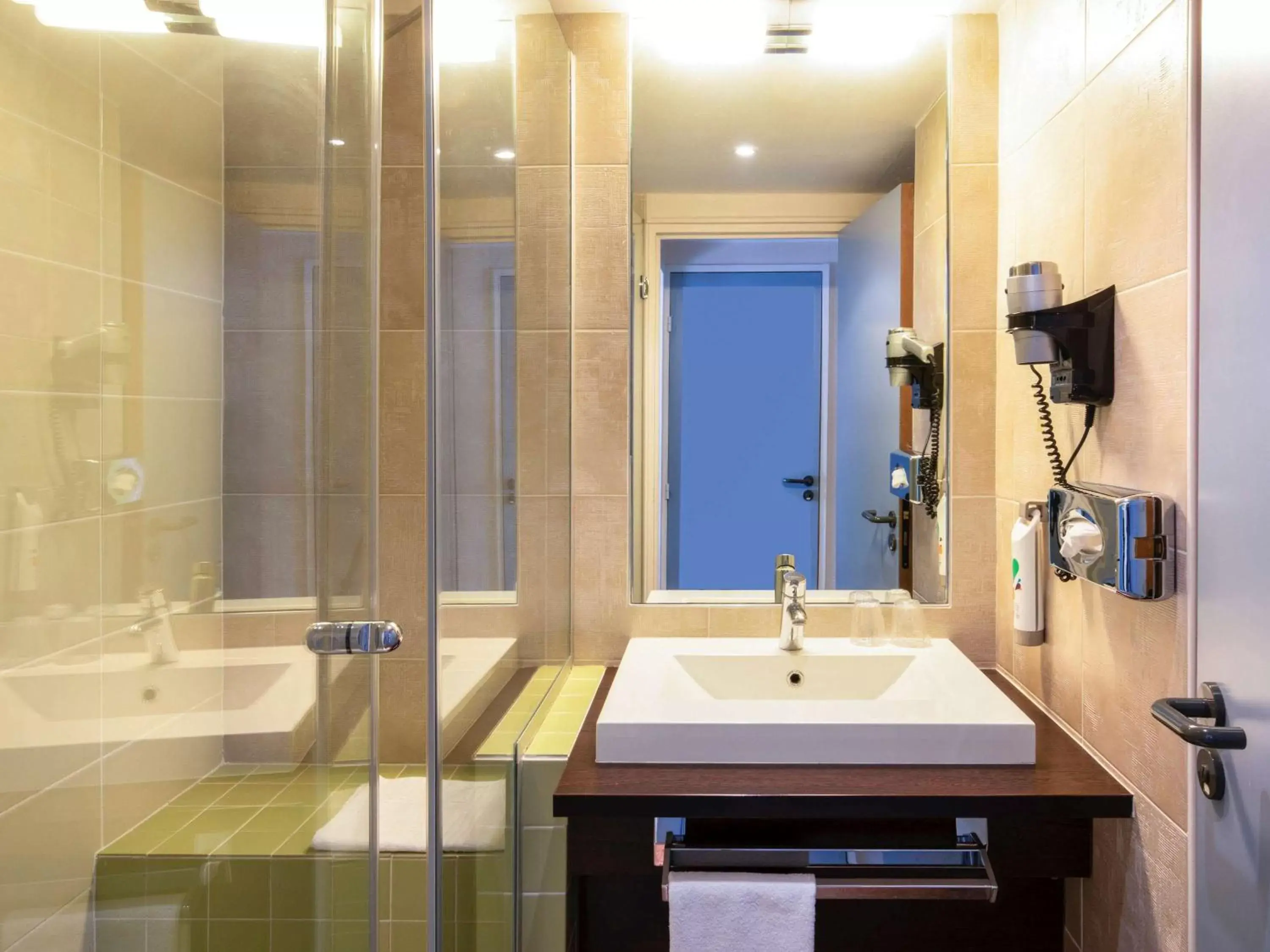 Photo of the whole room, Bathroom in ibis Styles Evry Courcouronnes