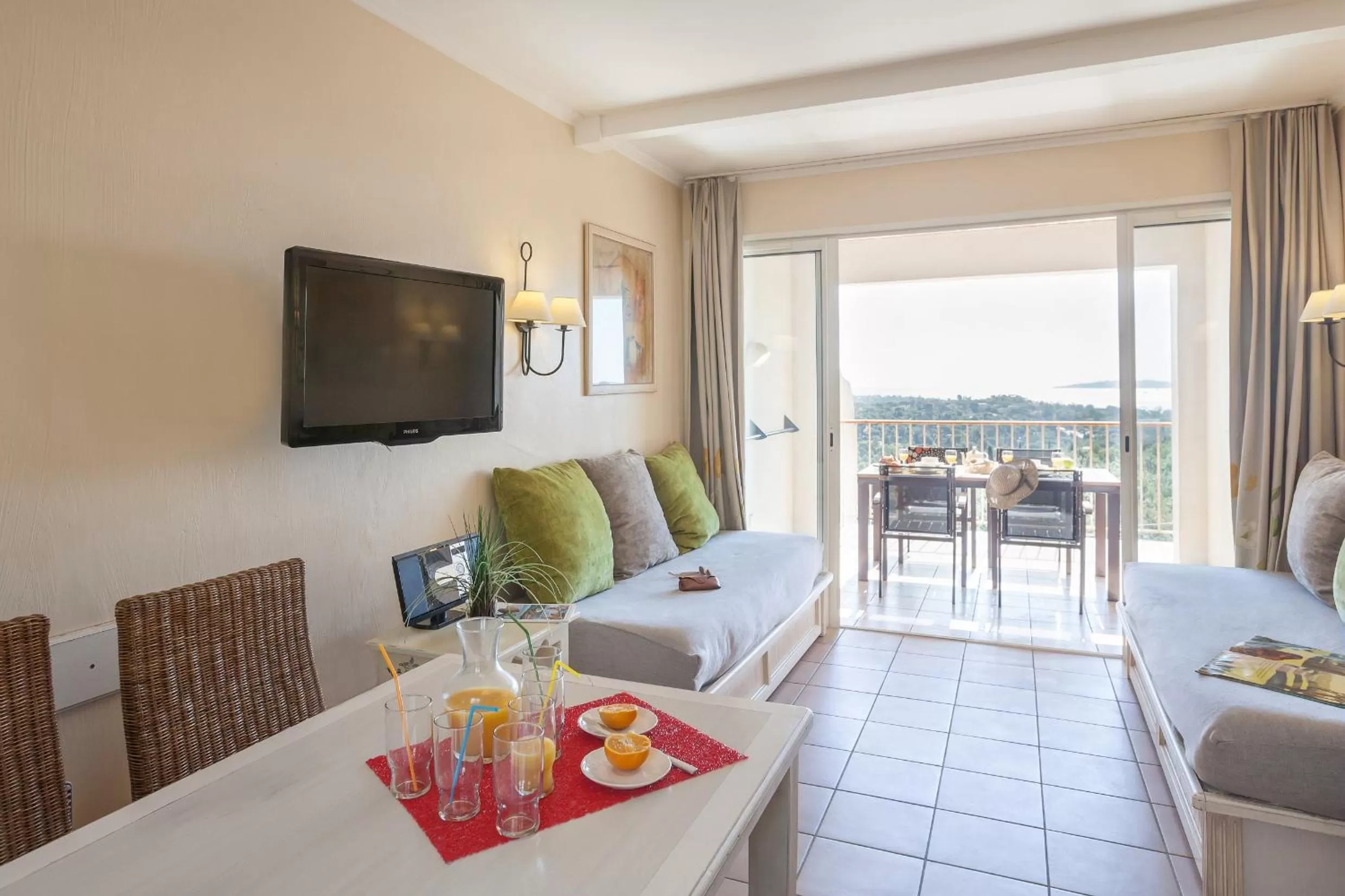 Communal lounge/ TV room, Bed in Résidence Pierre & Vacances Les Restanques du Golfe de Saint-Tropez