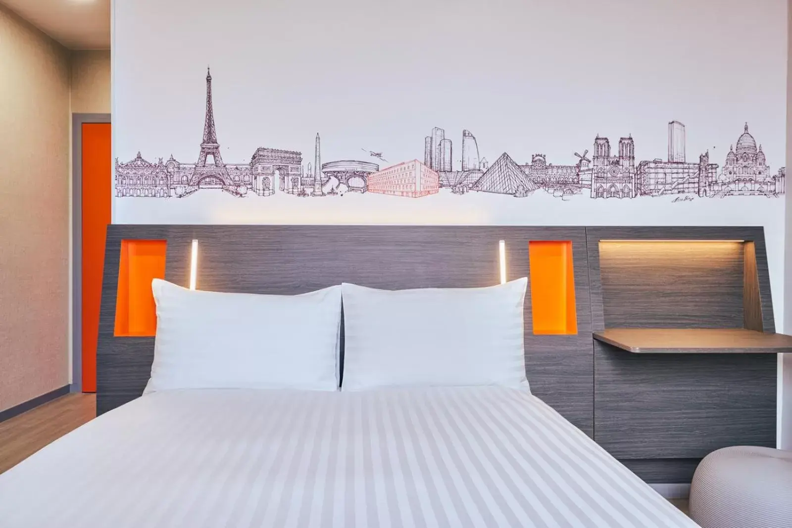 Bedroom, Bed in easyHotel Paris Charles de Gaulle Villepinte