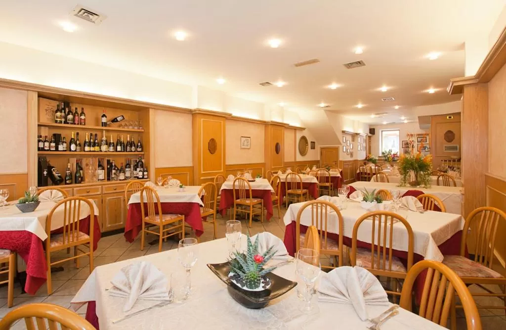 Restaurant/places to eat in Hotel Ambra