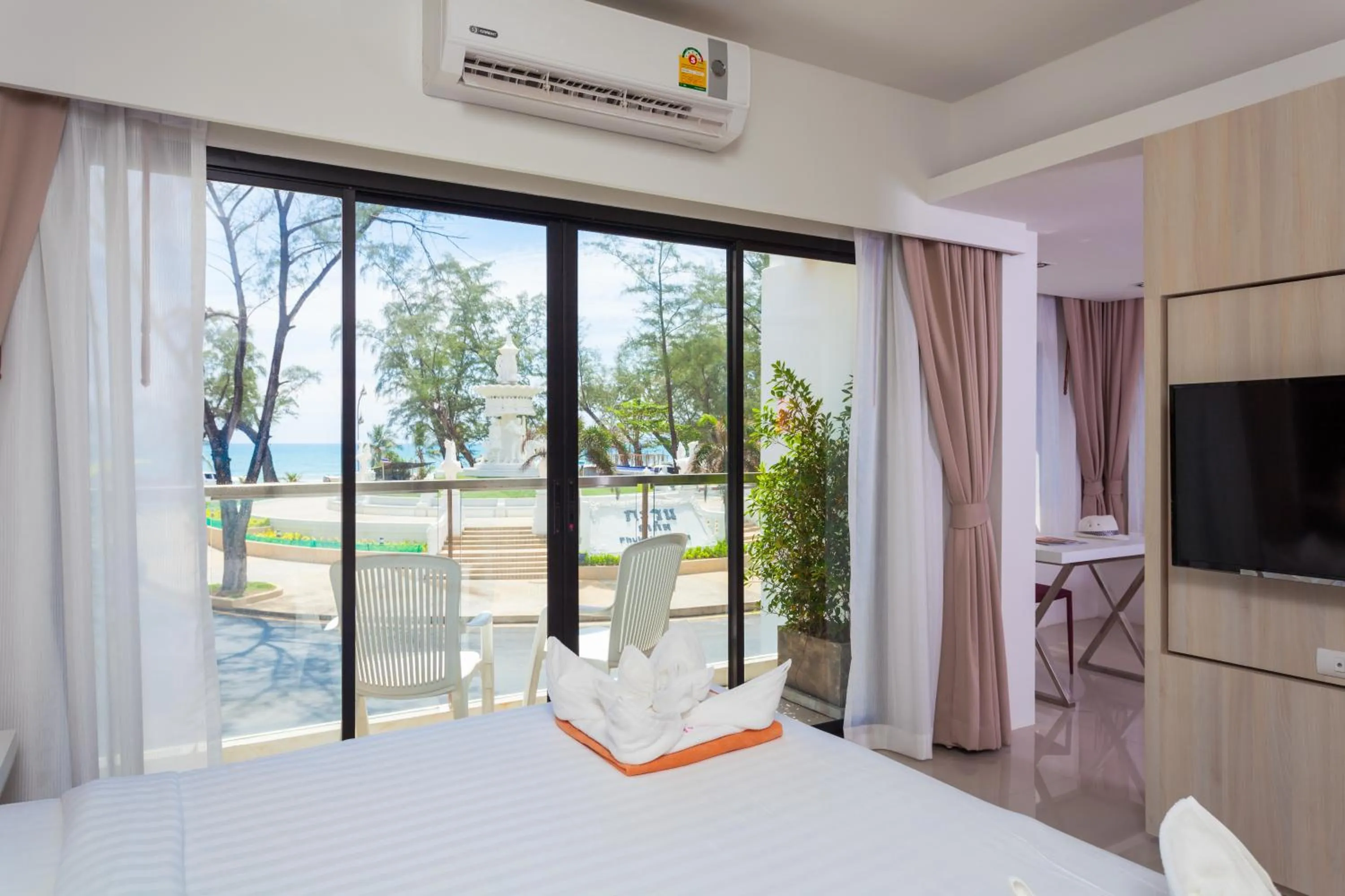 View (from property/room), Bed in Coral Inn