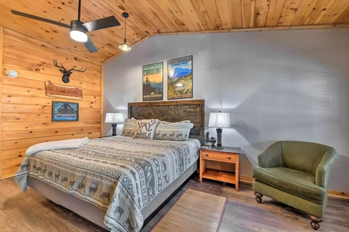 Bed in The Lodge Nantahala River