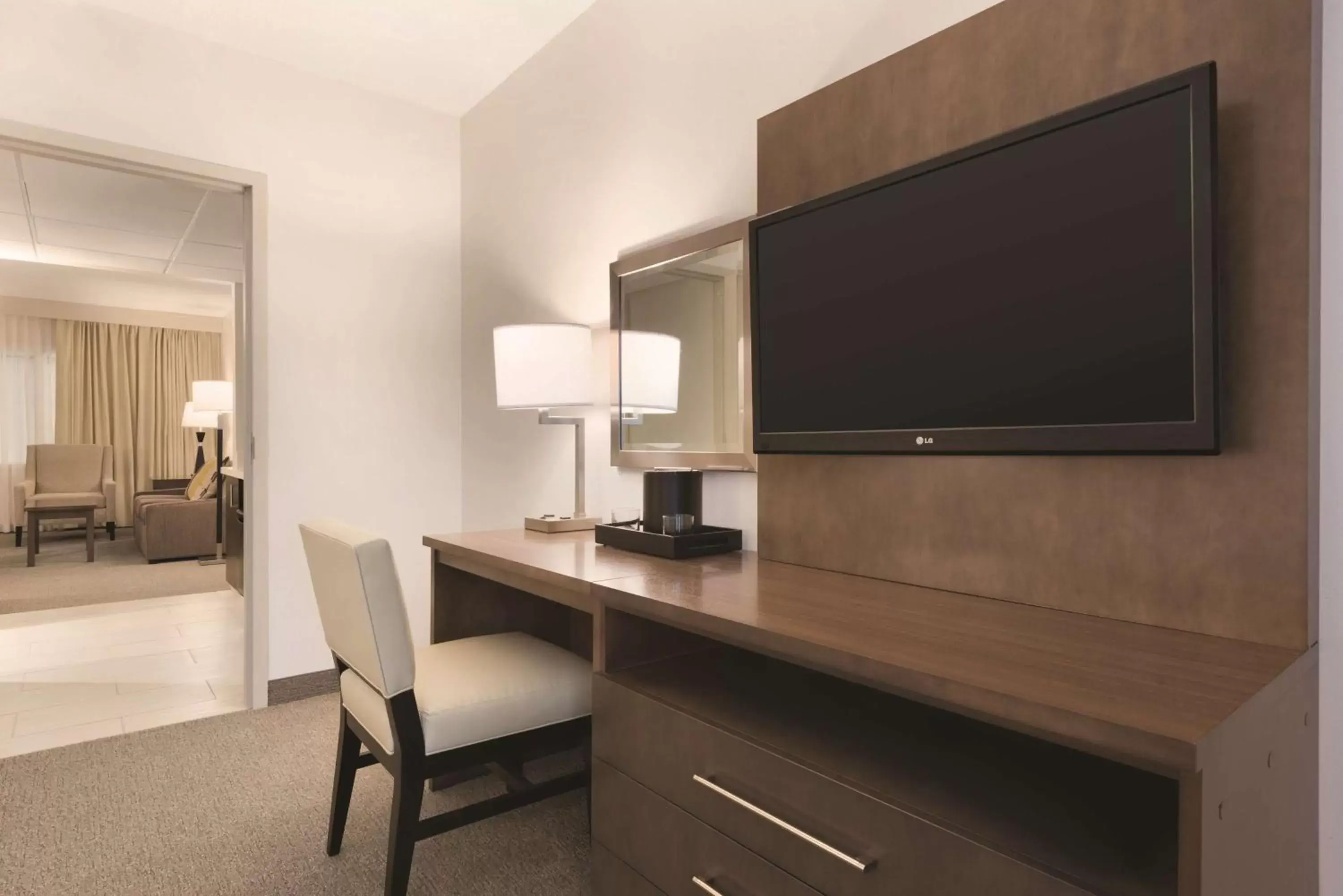 Bedroom, TV/Entertainment Center in Embassy Suites by Hilton Milwaukee Brookfield