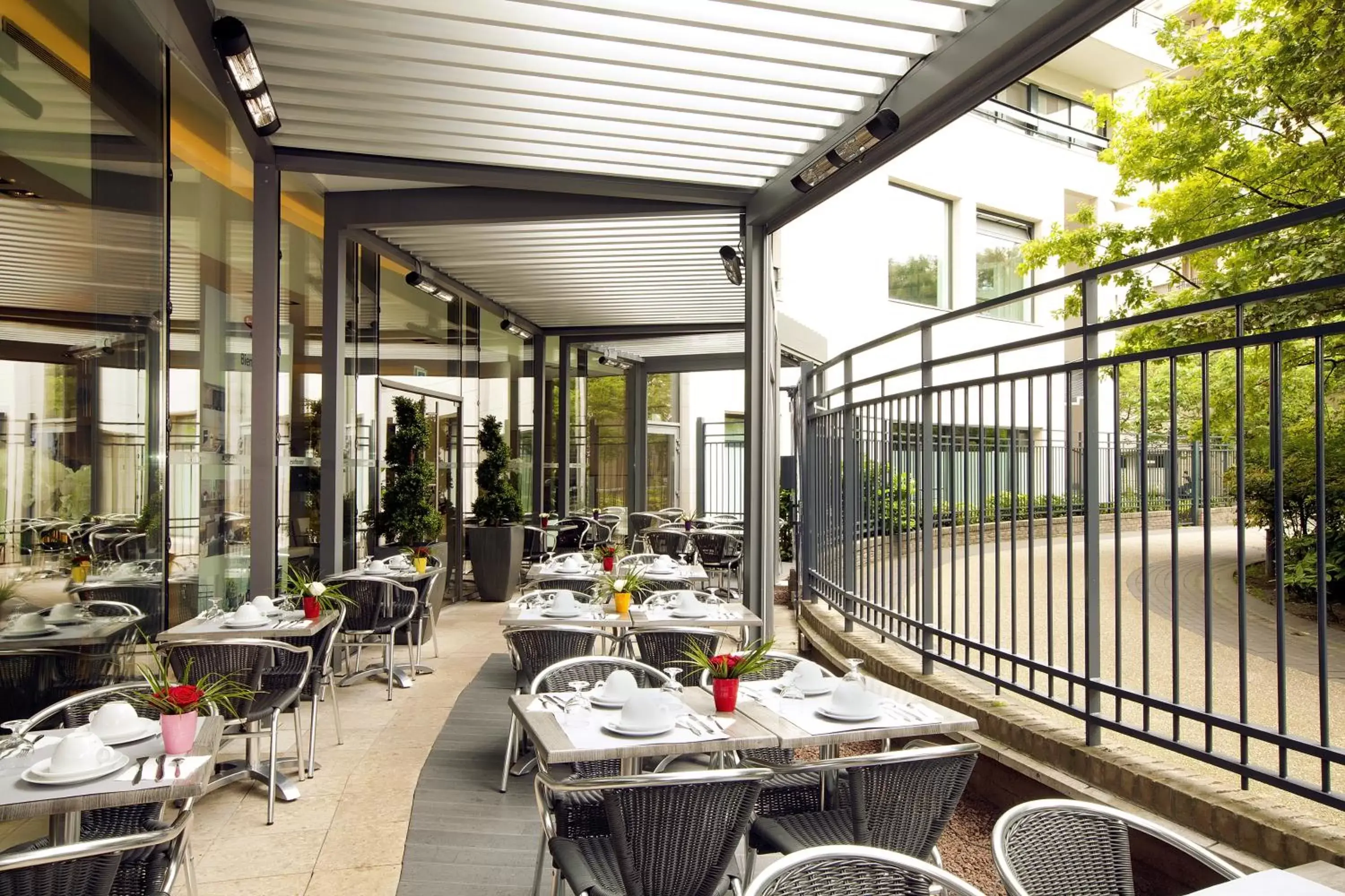 Balcony/Terrace, Restaurant/Places to Eat in Residhome Courbevoie La Défense