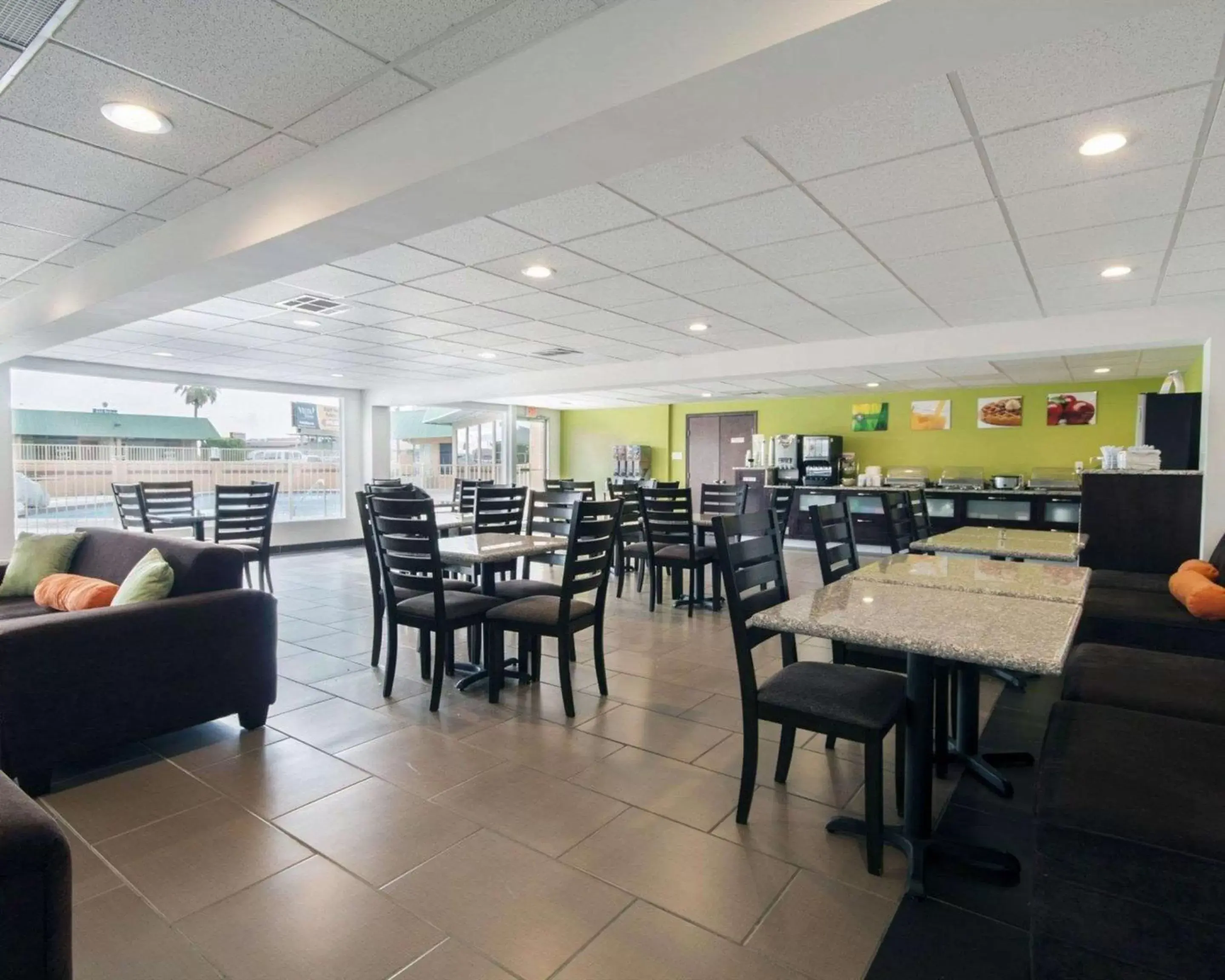 Restaurant/Places to Eat in Quality Inn & Suites Airport