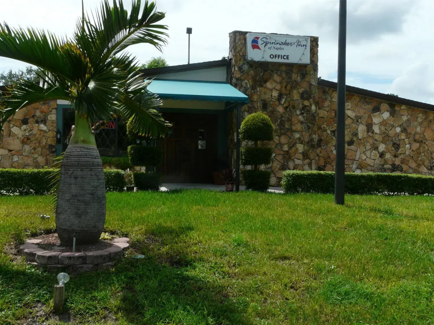 Facade/entrance, Property Building in Spinnaker Inn of Naples