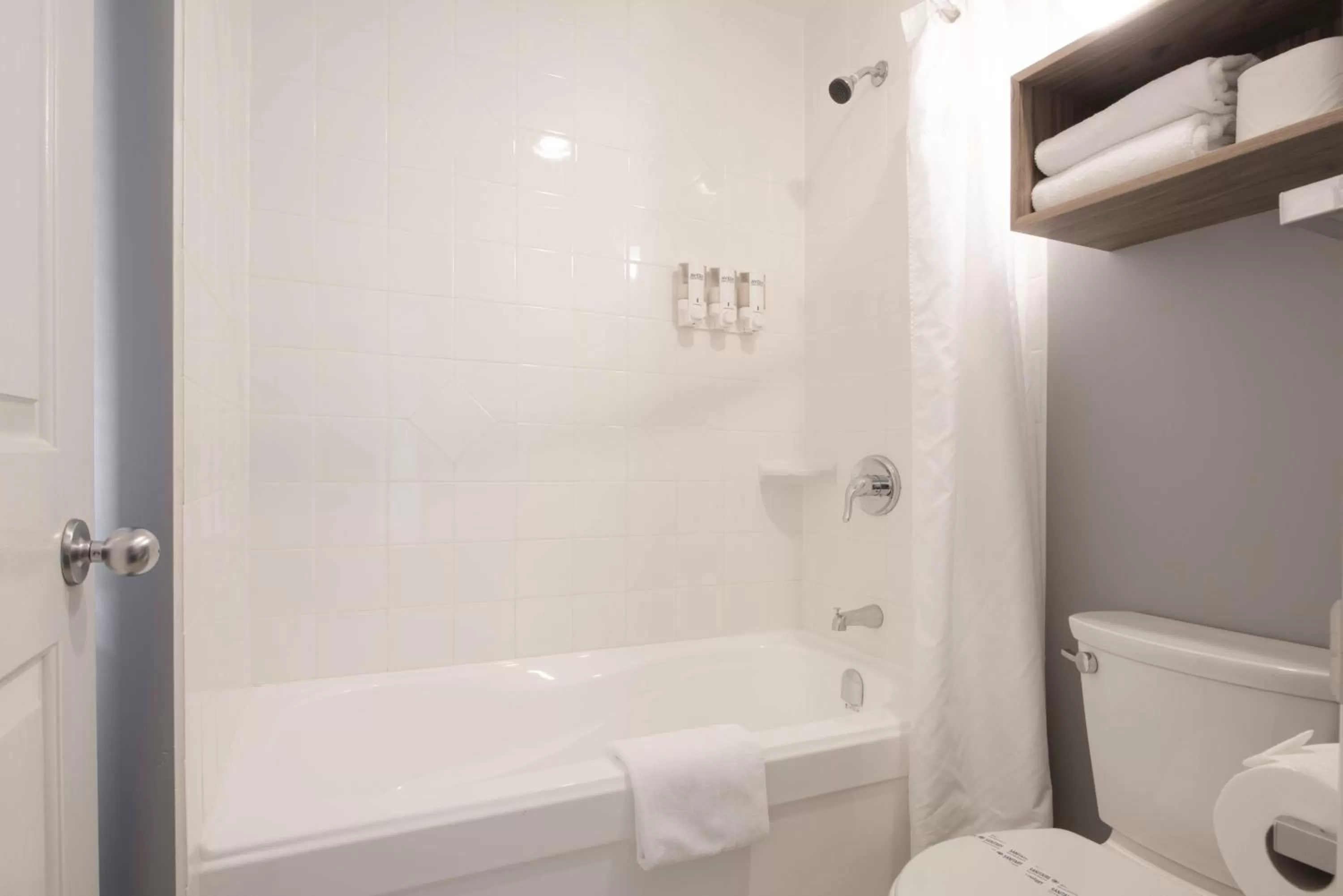 Bathroom in Gibsons Garden Hotel