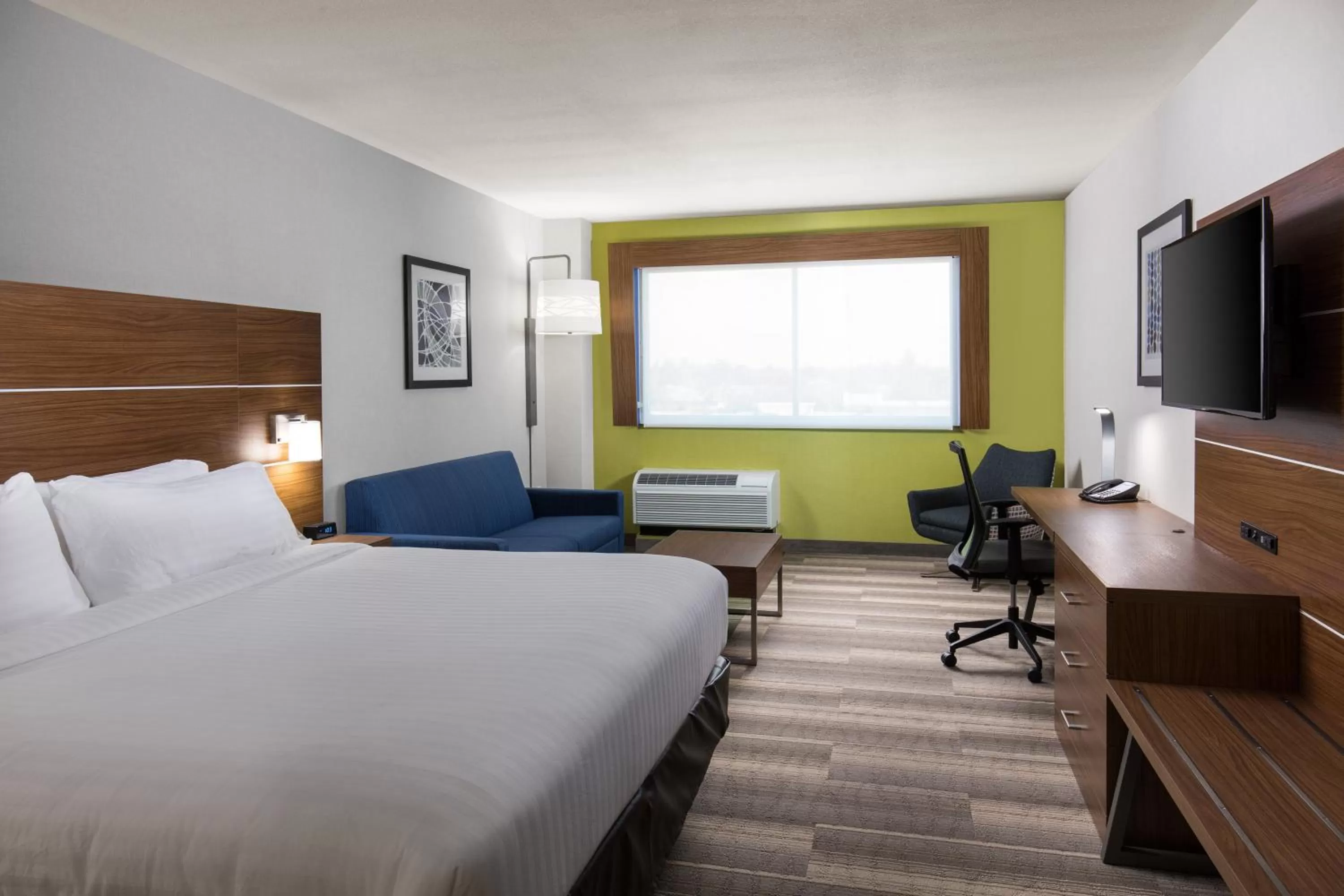 Photo of the whole room, Bed in Holiday Inn Express Visalia-Sequoia Gateway Area by IHG