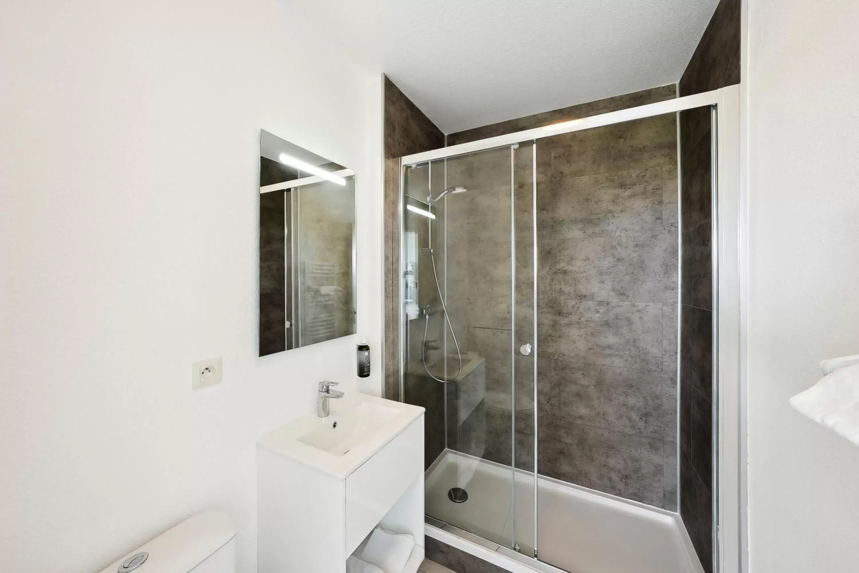 Bathroom in All Suites La Teste – Bassin d’Arcachon