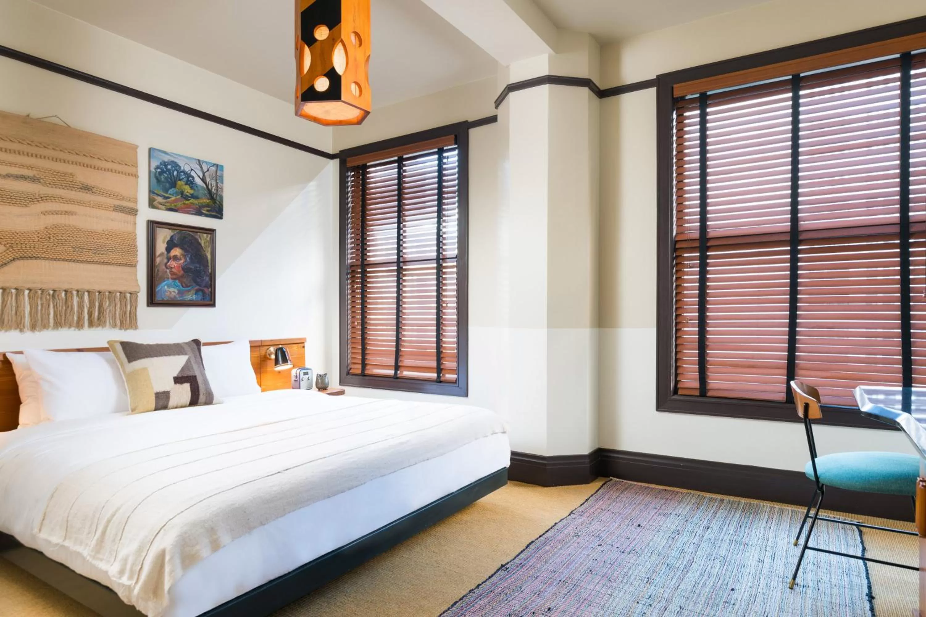 Photo of the whole room, Bed in Freehand Los Angeles