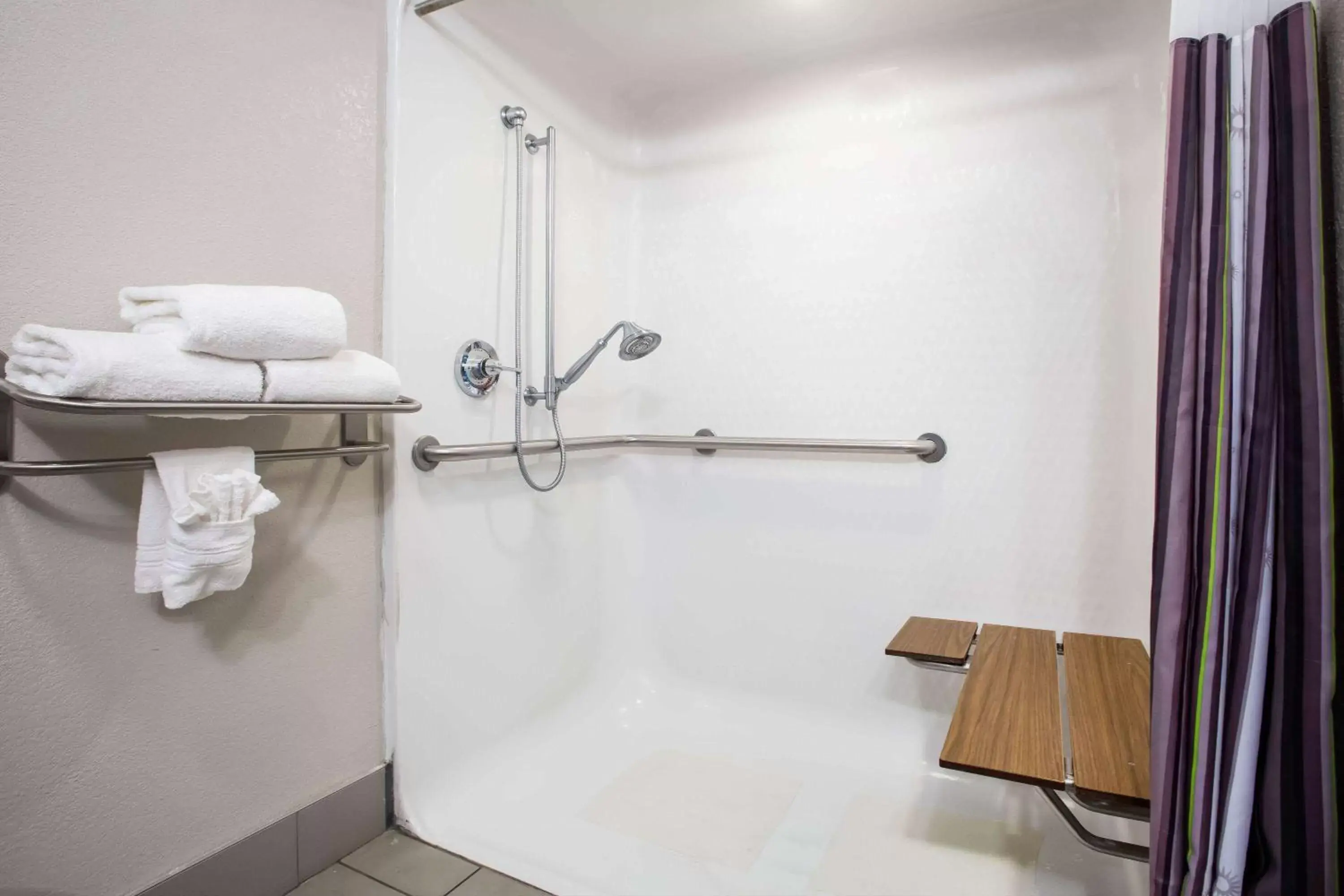 Shower, Bathroom in La Quinta Inn & Suits by Wyndham Pontoon Beach IL