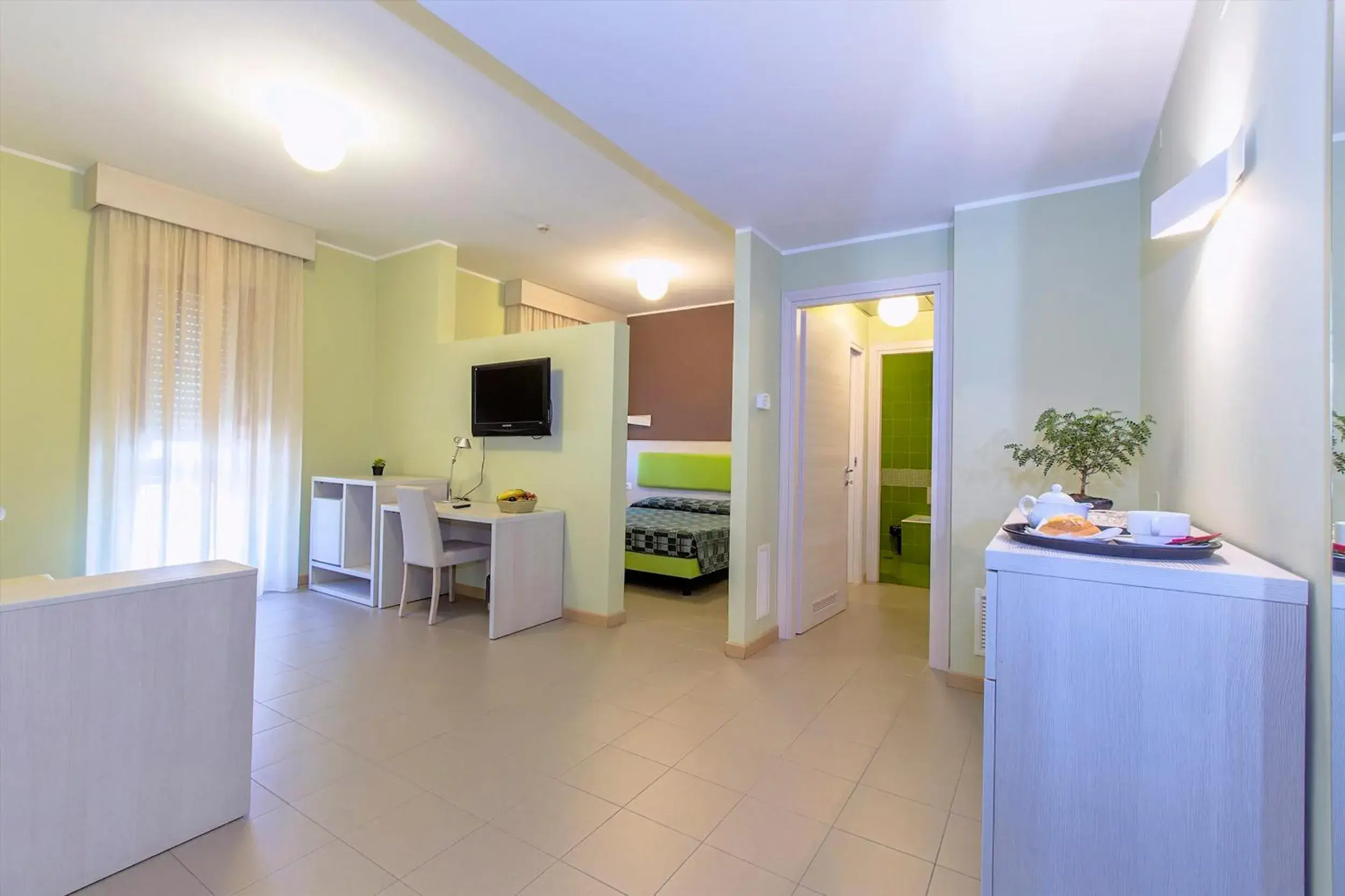 Living room, Kitchen/Kitchenette in Hotel Residence Ulivi E Palme