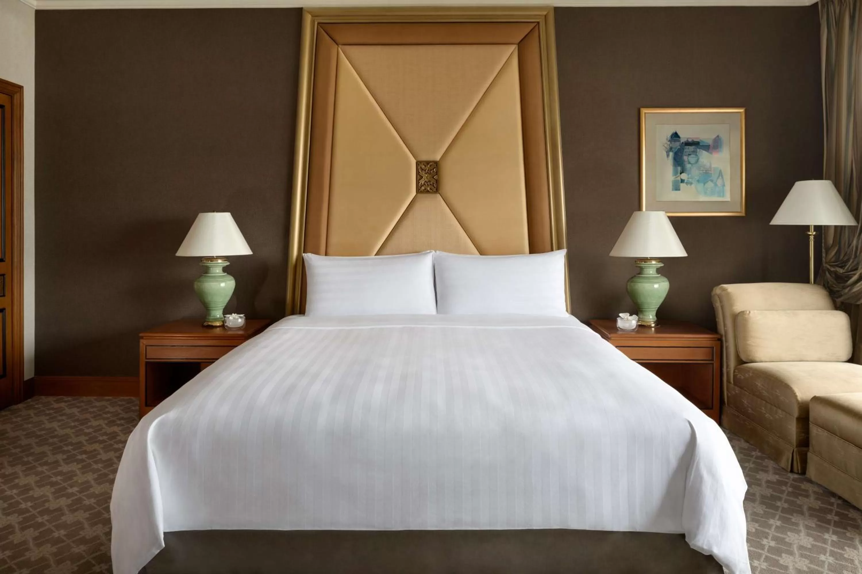 Photo of the whole room, Bed in Shangri-La Bangkok