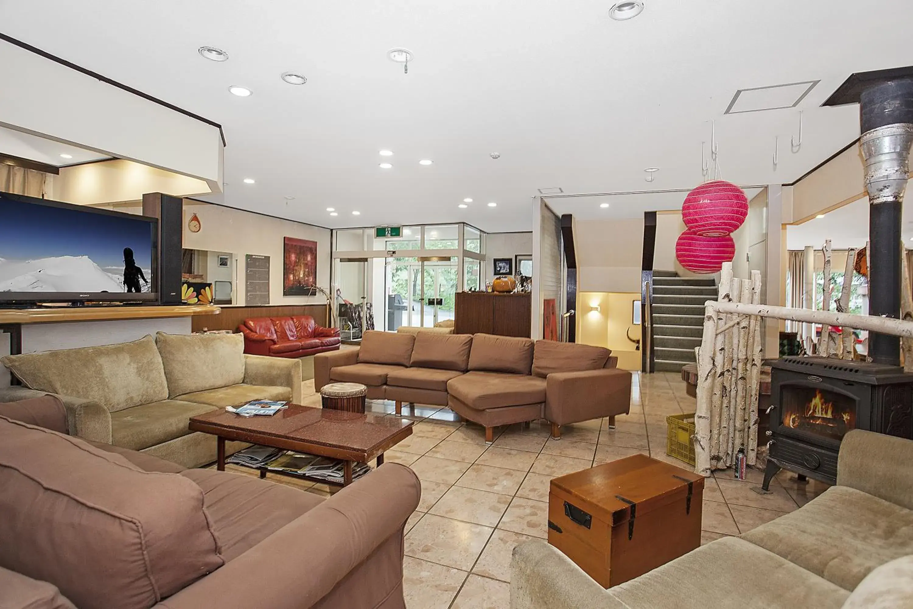 Communal lounge/ TV room, Lobby/Reception in Tenjin Lodge