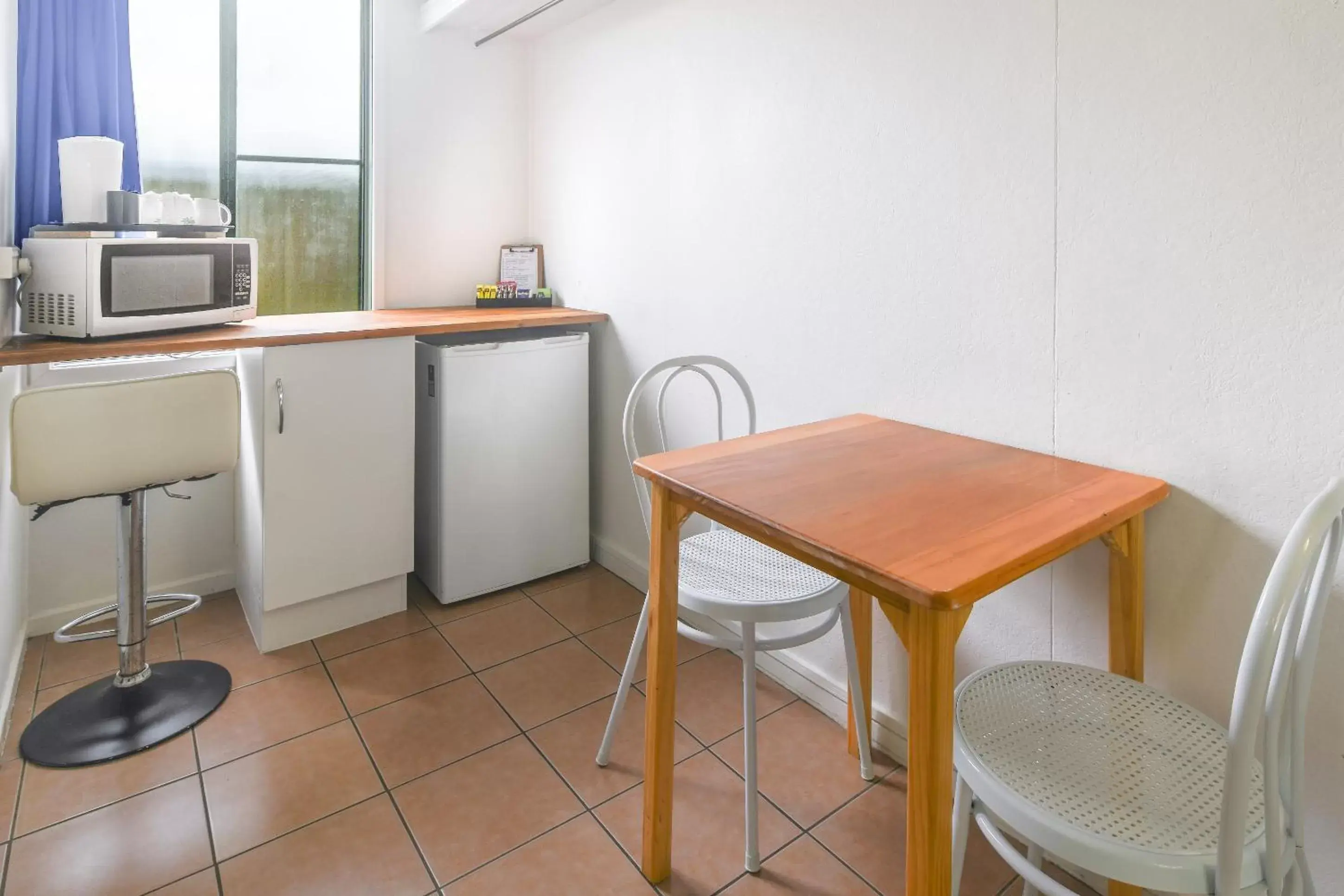 Coffee/tea facilities, Kitchen/Kitchenette in Cool Palms Motel