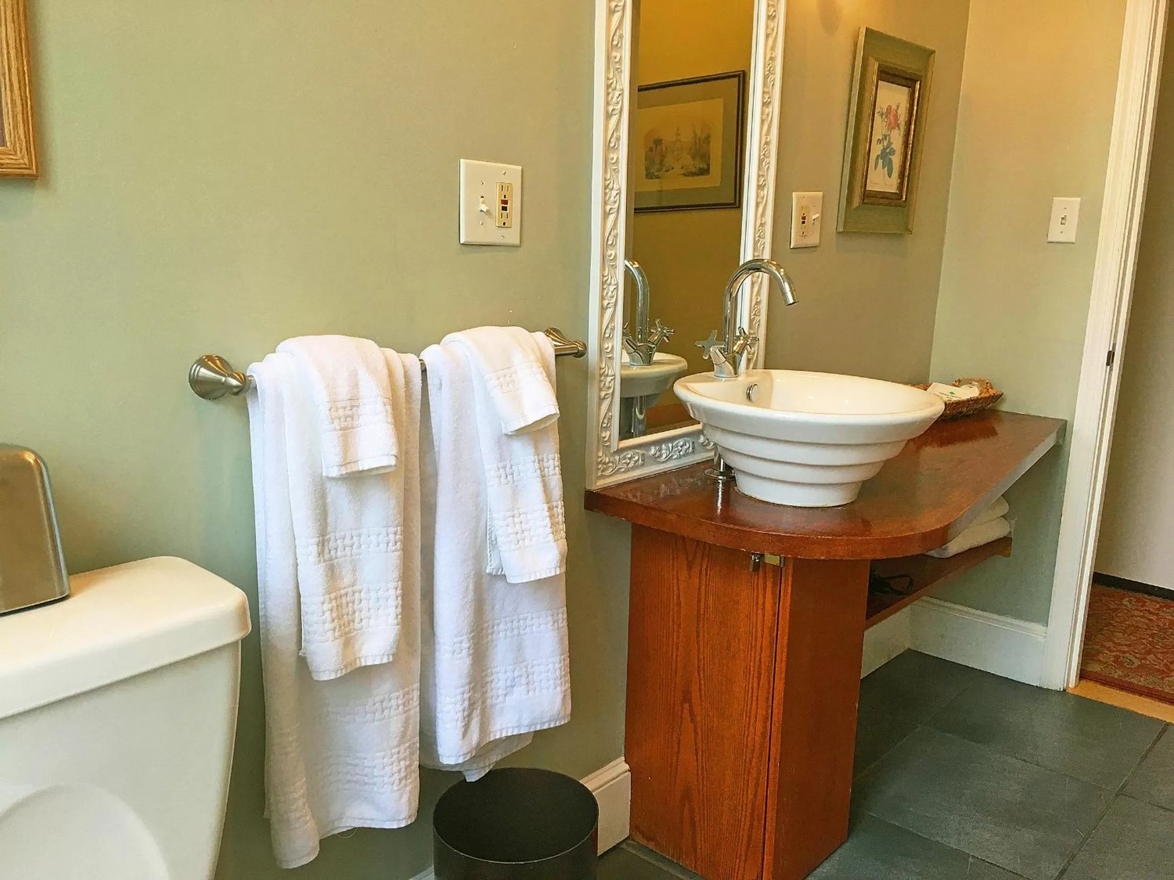 Bathroom in Morris House Hotel