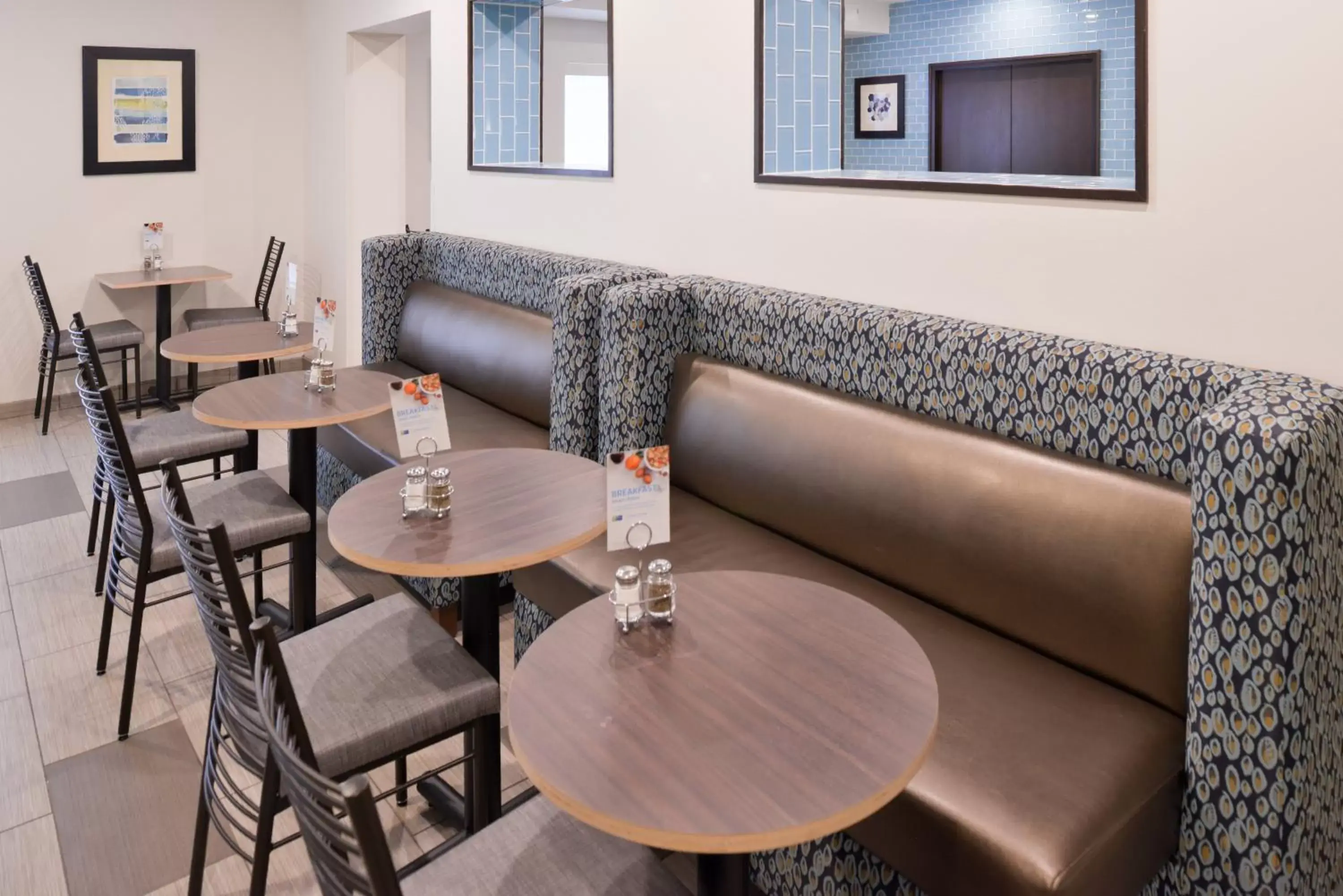 Breakfast, Seating Area in Holiday Inn Express Hotel & Suites Sioux Falls At Empire Mall, an IHG Hotel