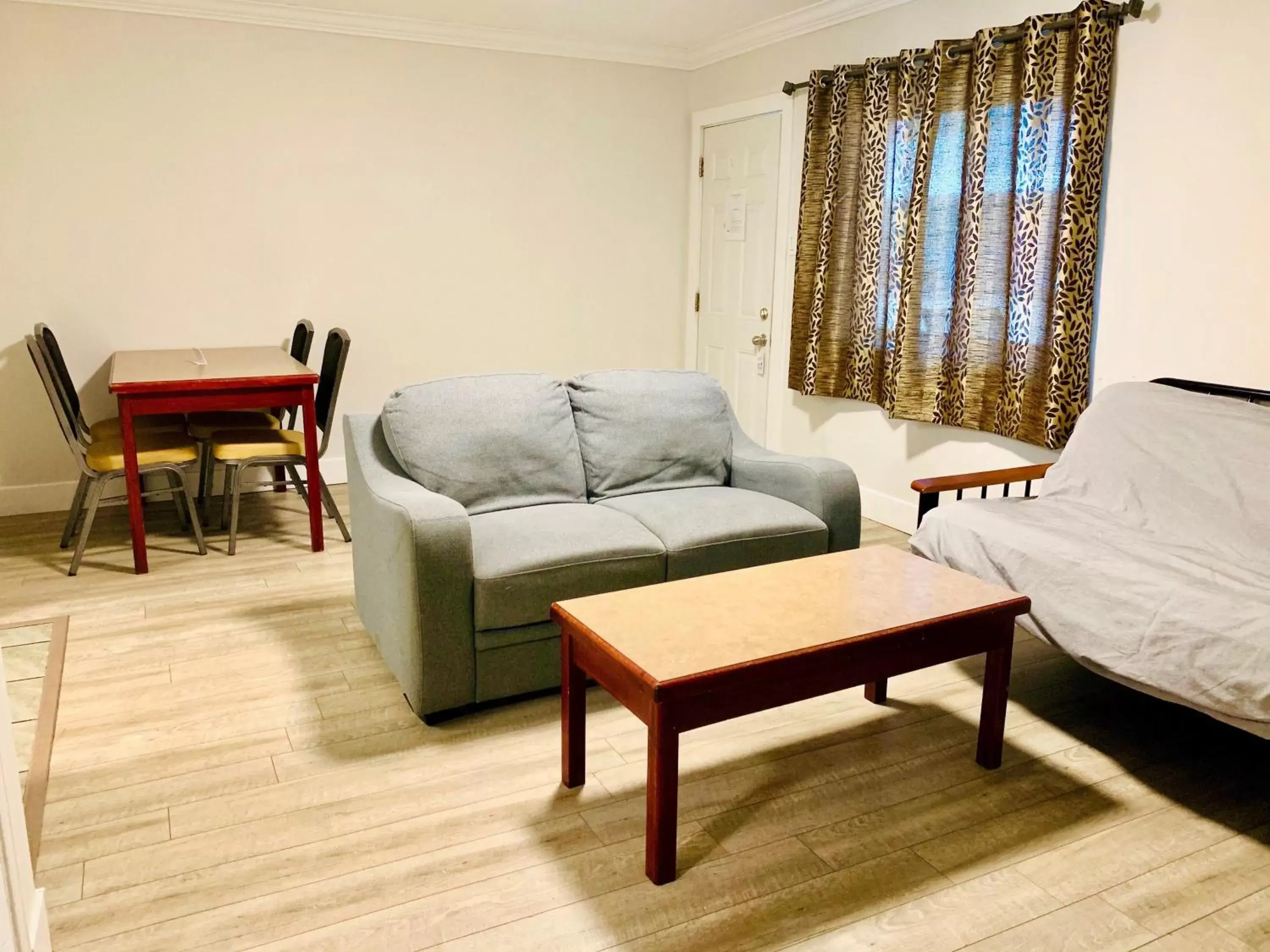 Living room, Seating Area in Traveler's Motel Penticton