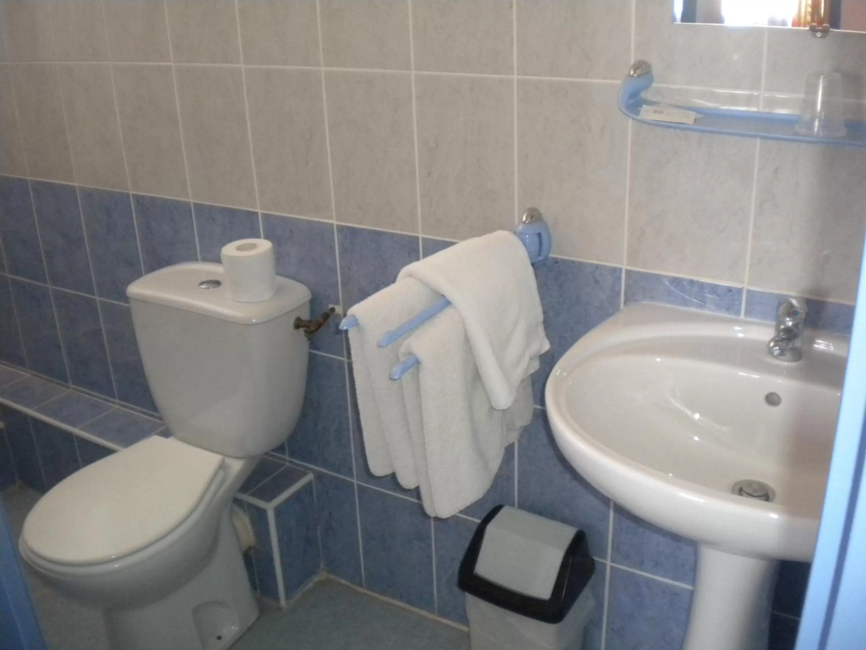 Bathroom in L 'Acropole