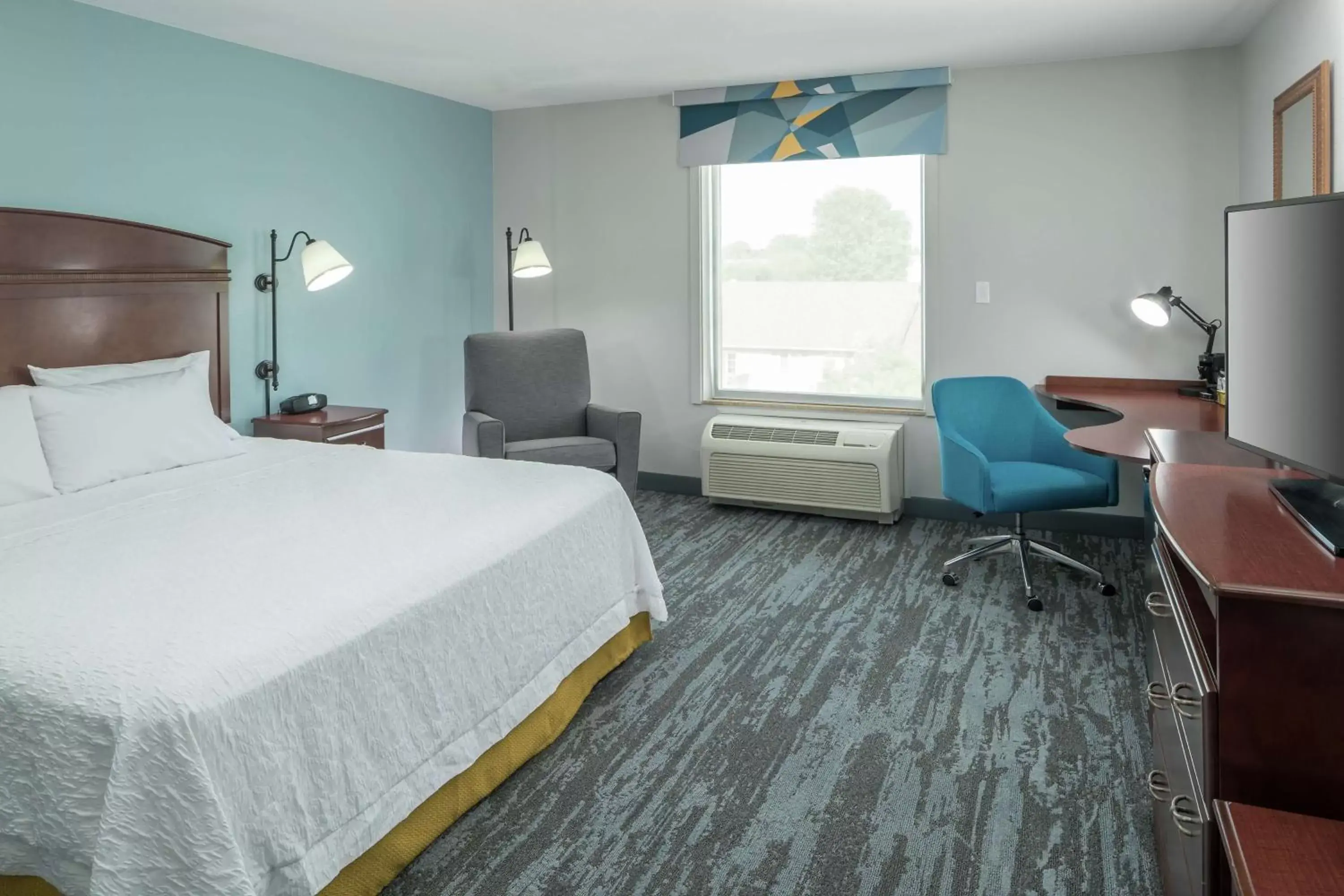 Bedroom in Hampton Inn & Suites Rochester-North