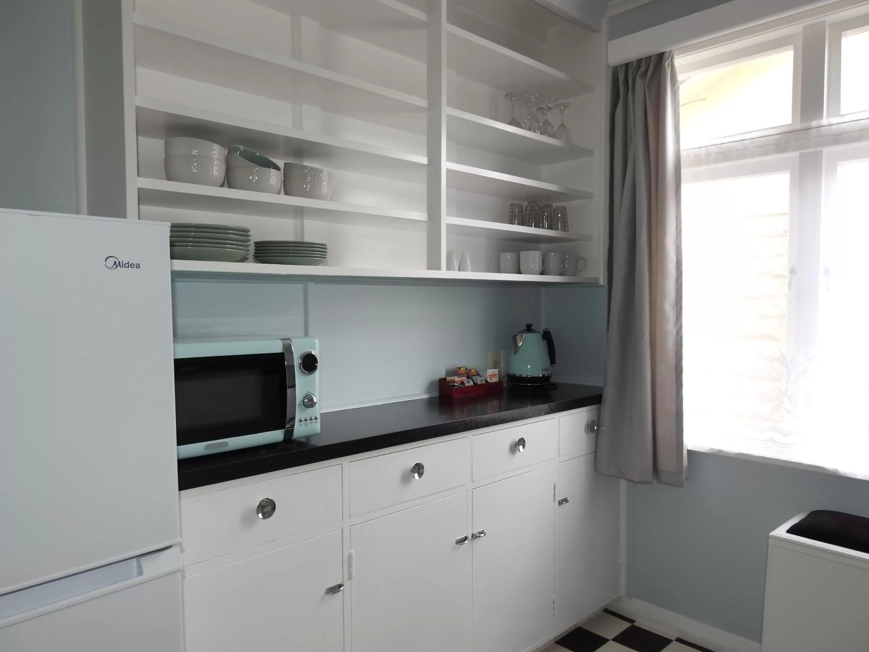 Kitchen or kitchenette in Gardner Court Motel