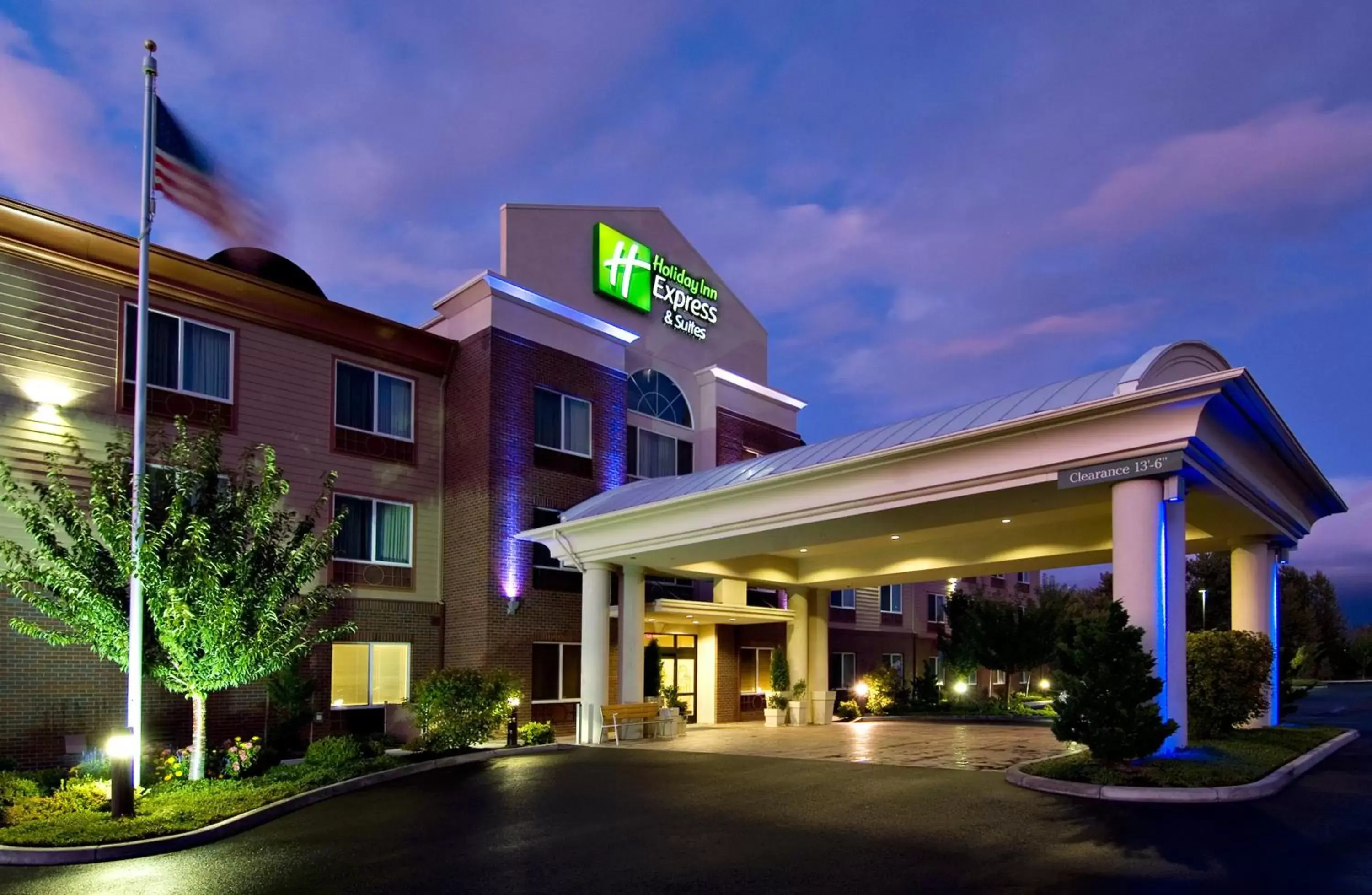 Property Building in Holiday Inn Express Hotel & Suites Medford-Central Point, an IHG Hotel