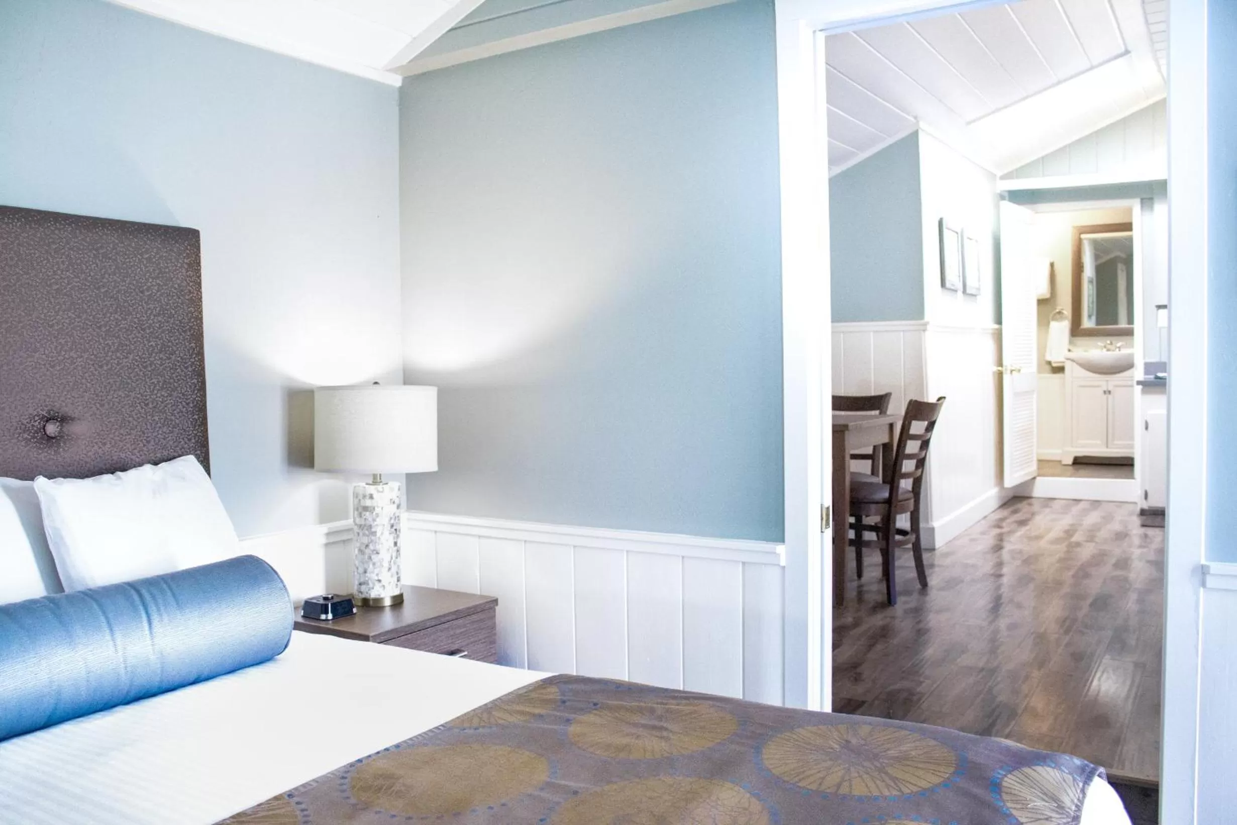 Bedroom, Bed in Ocean Echo Inn & Beach Cottages