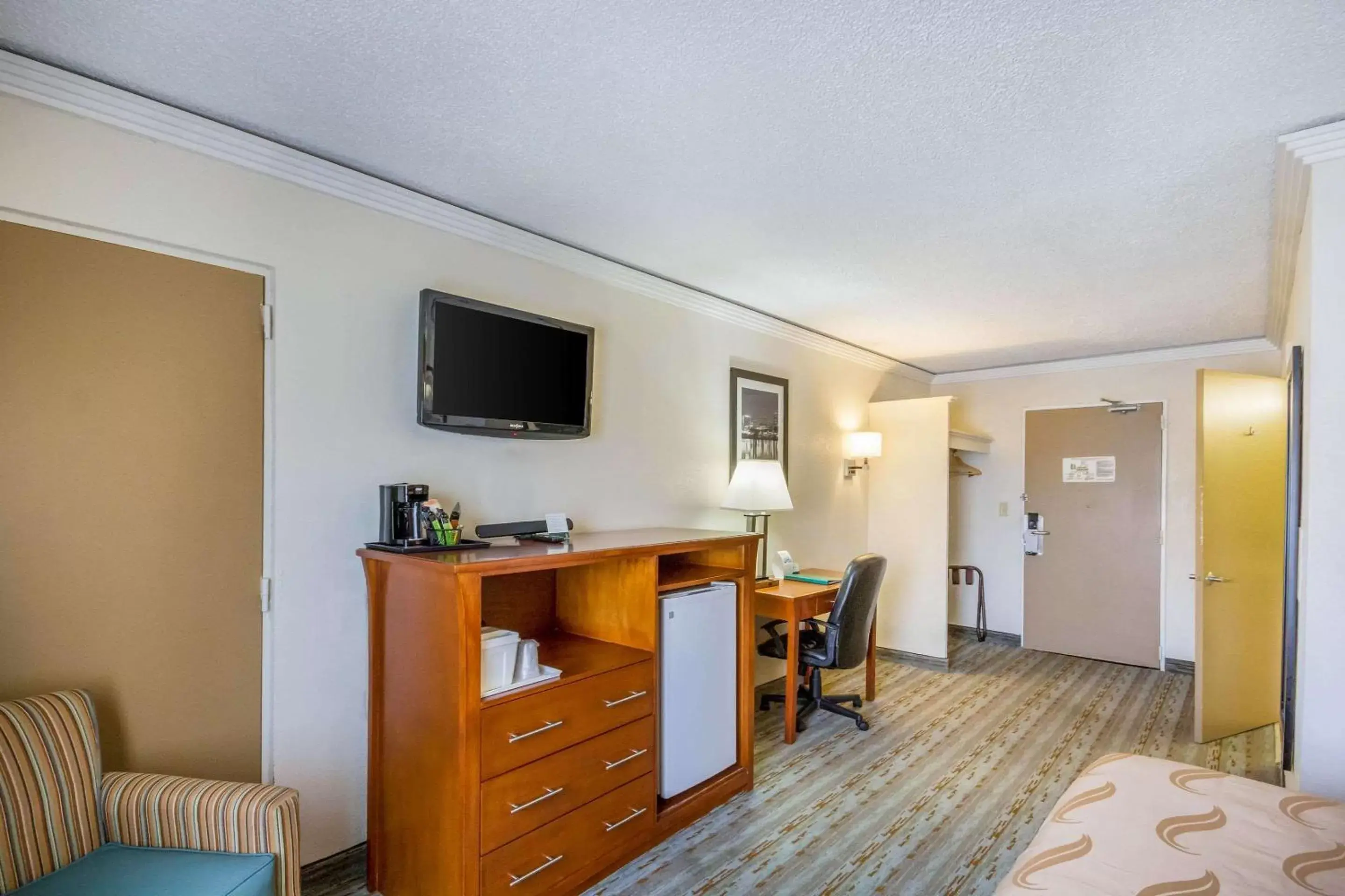 Photo of the whole room, TV/Entertainment Center in Quality Inn & Suites Kansas City - Independence I-70 East