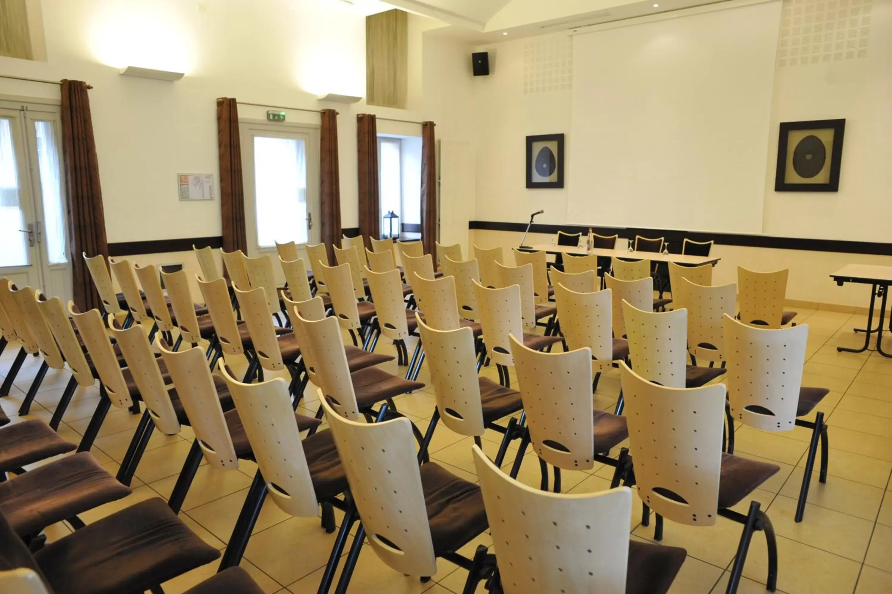 Business facilities in The Originals Boutique, Hôtel Le Lion d'Or, Fougères Ouest (Inter-Hotel)