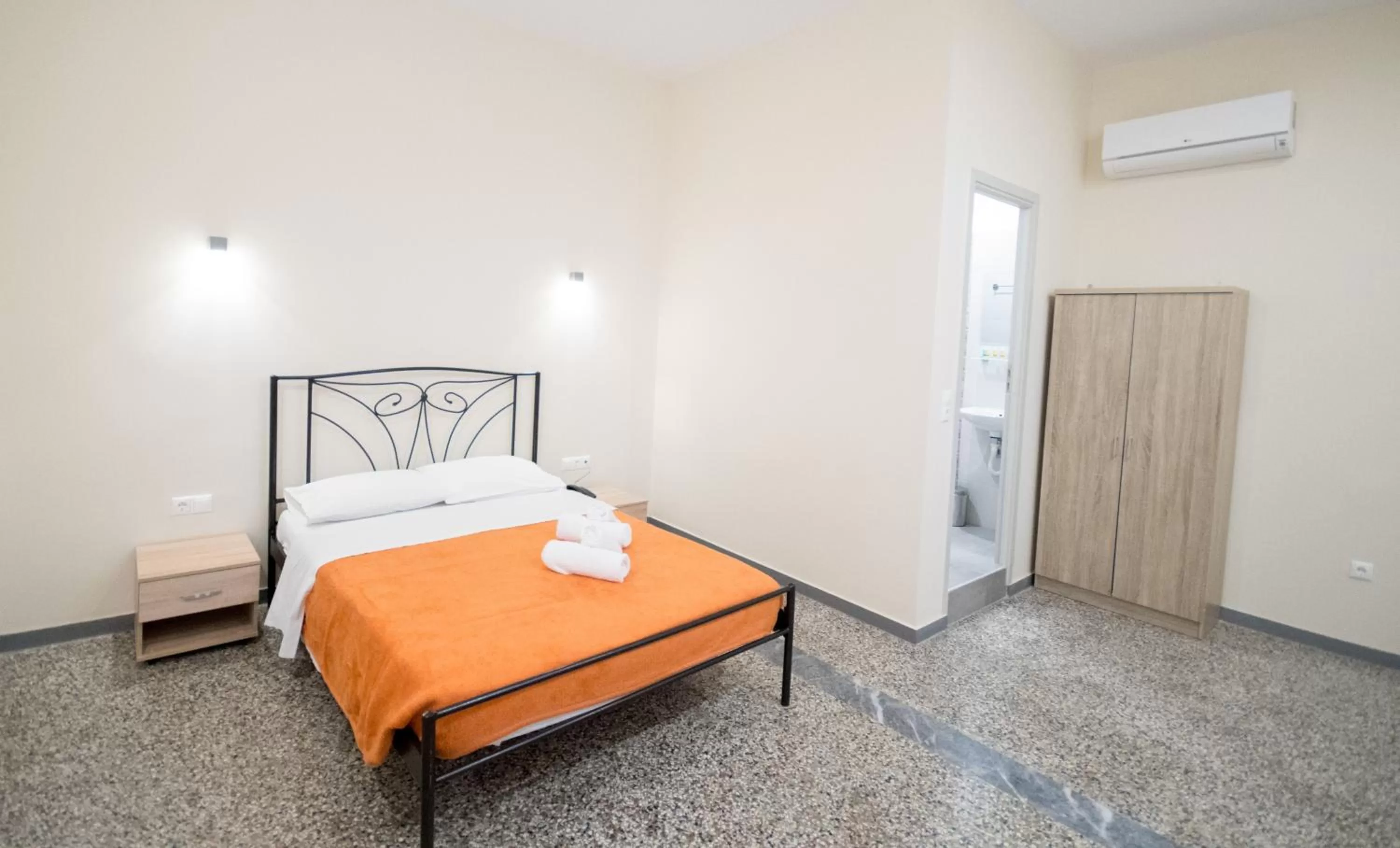 Photo of the whole room, Bed in Athens Psiri Hotel