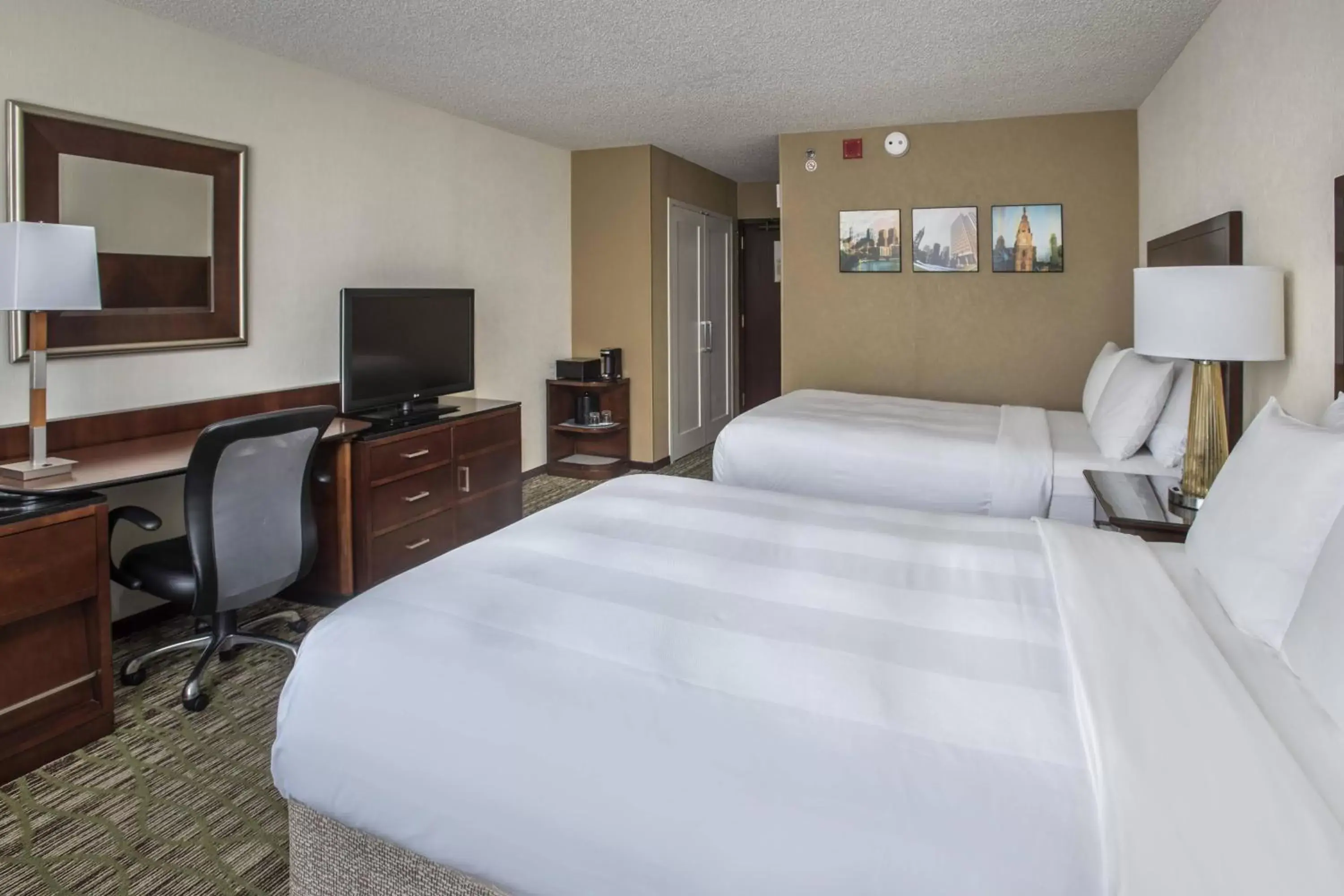 Photo of the whole room, Bed in Philadelphia Airport Marriott