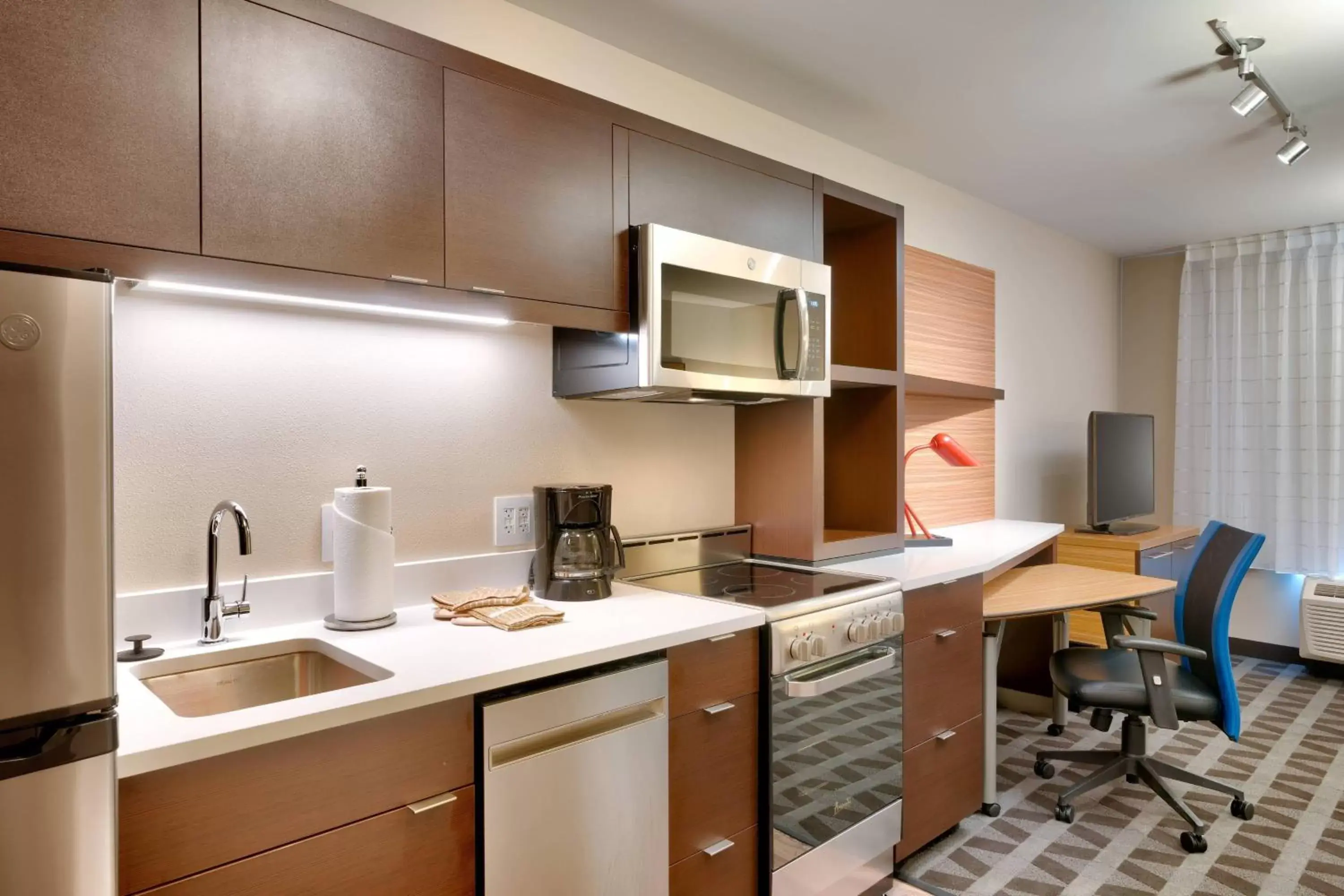 Bedroom, Kitchen/Kitchenette in TownePlace Suites by Marriott Salt Lake City Draper