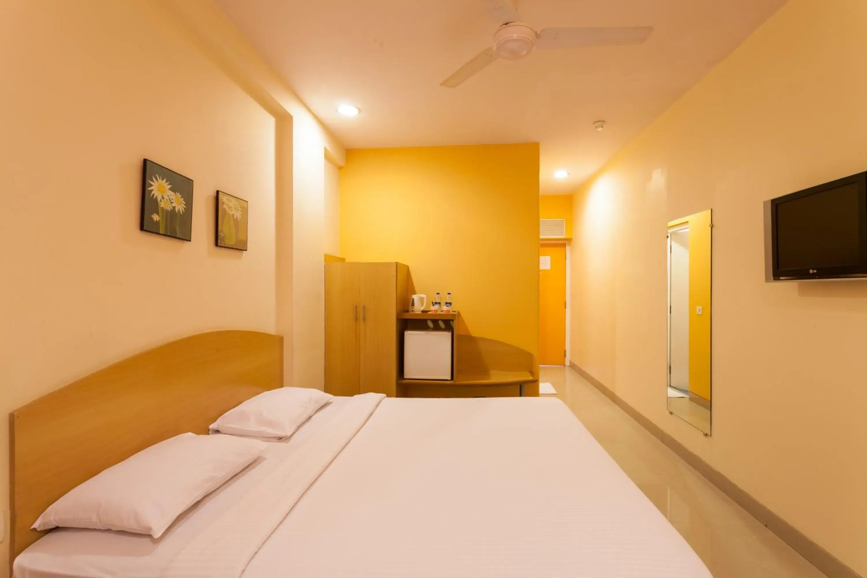 Photo of the whole room, Bed in Ginger Hotel Nashik