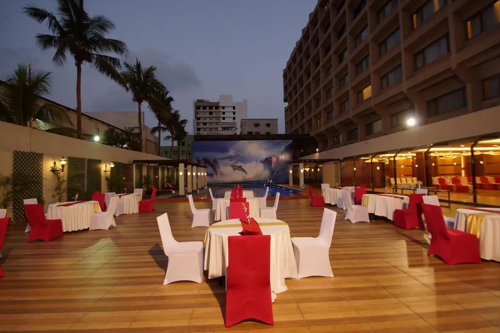 Restaurant/Places to Eat in Dolphin Hotel